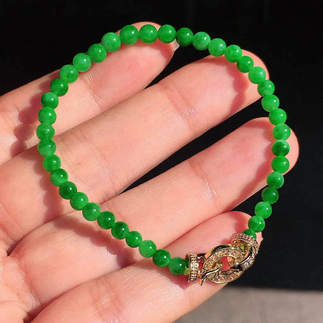 阳绿珠子手串，色泽均匀艳丽，玉质细腻，荧光感超
强，饱满圆润，尽显优雅气质，