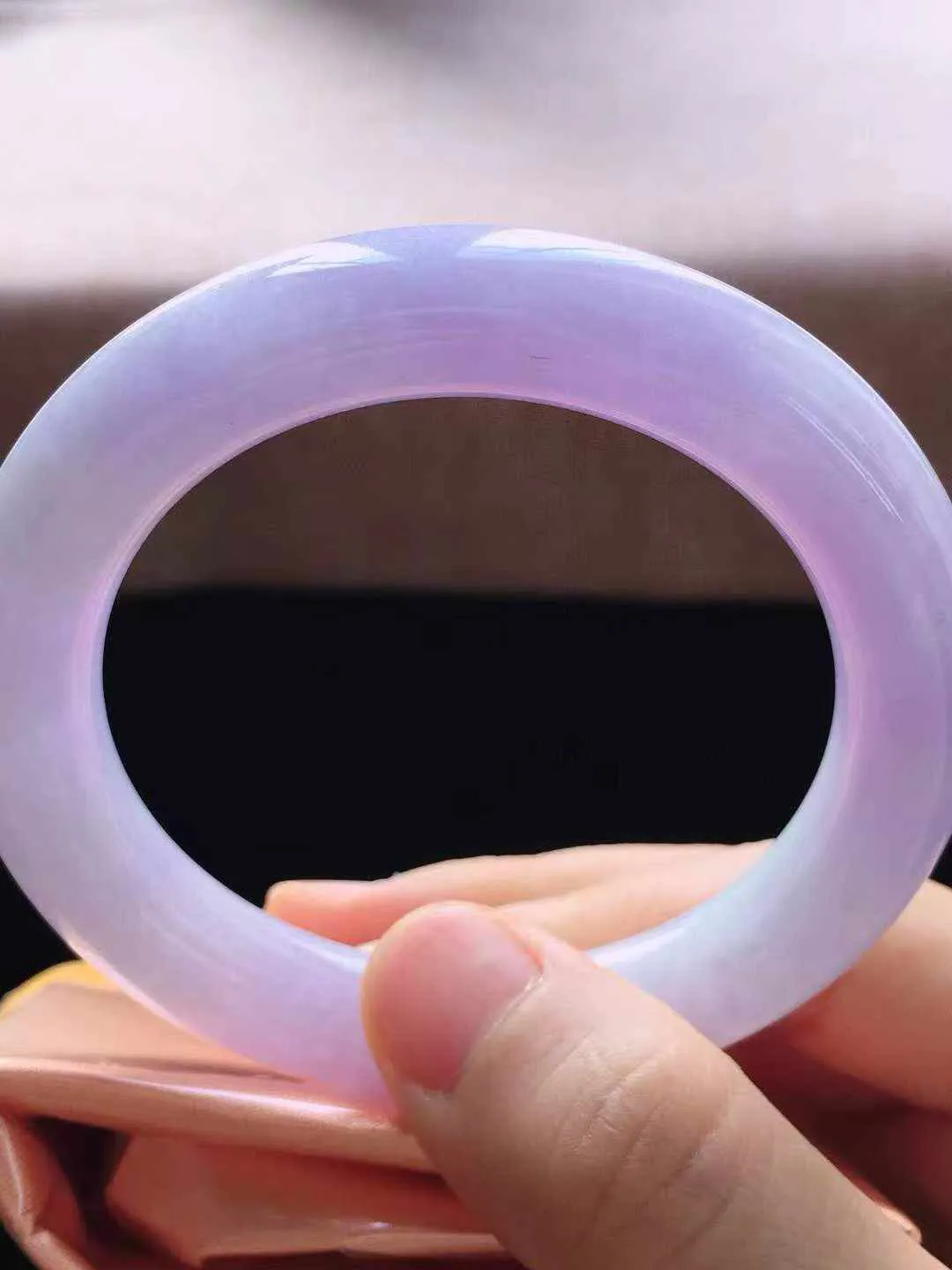 【翡翠名称】老种紫罗兰52.5圈口圆条翡翠手镯
【翡翠尺寸】52.5*10.6*10.3mm适合52-55正圈口佩戴
【翡翠描述】缅甸天然翡翠A货，种老水足，玉质细腻，色泽靓丽，性价比高，佩戴效果好！