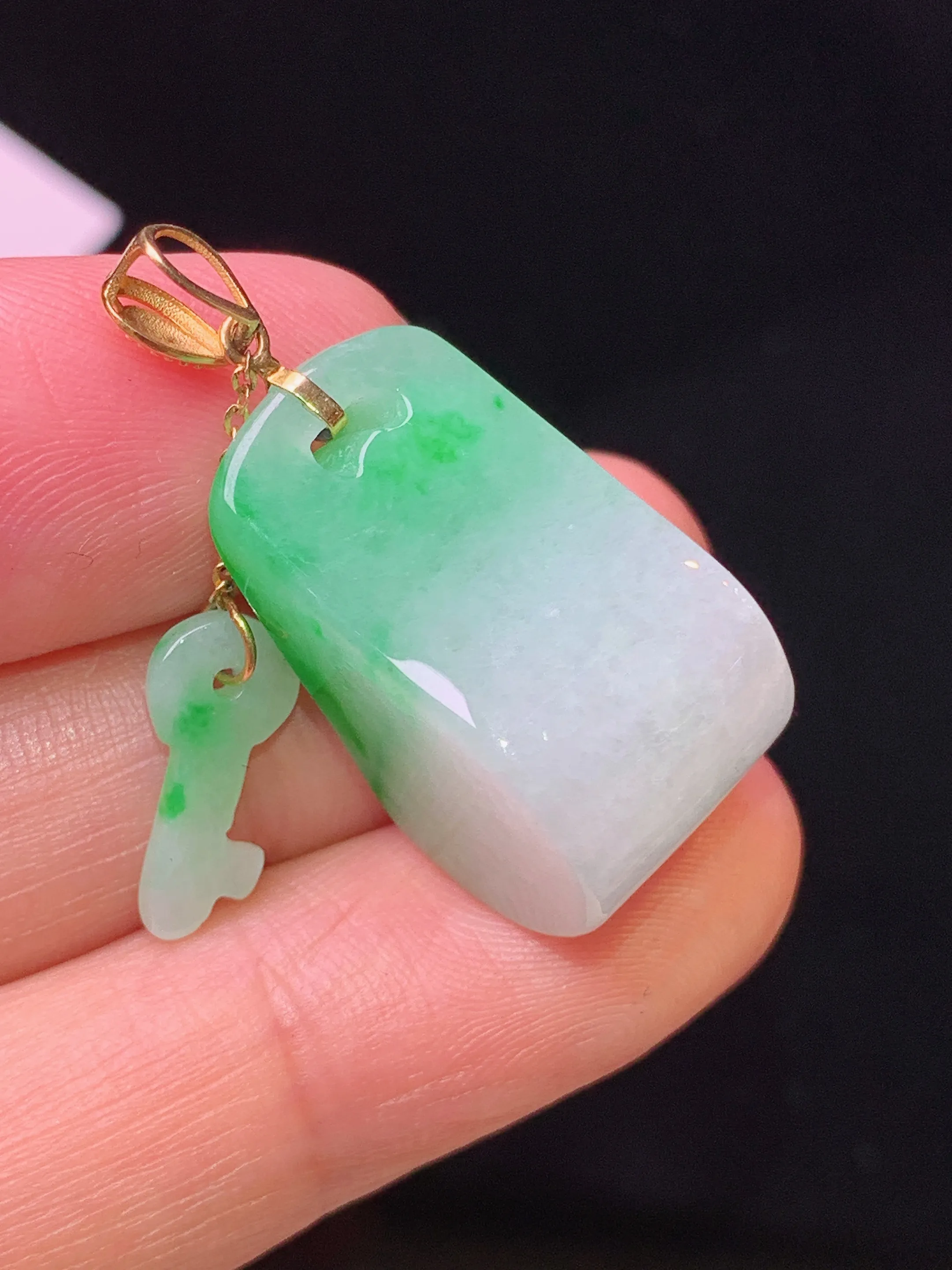 18k金镶嵌飘绿同心锁吊坠 玉质细腻 水润亮眼 色泽艳丽 整体尺寸23*12*13.2