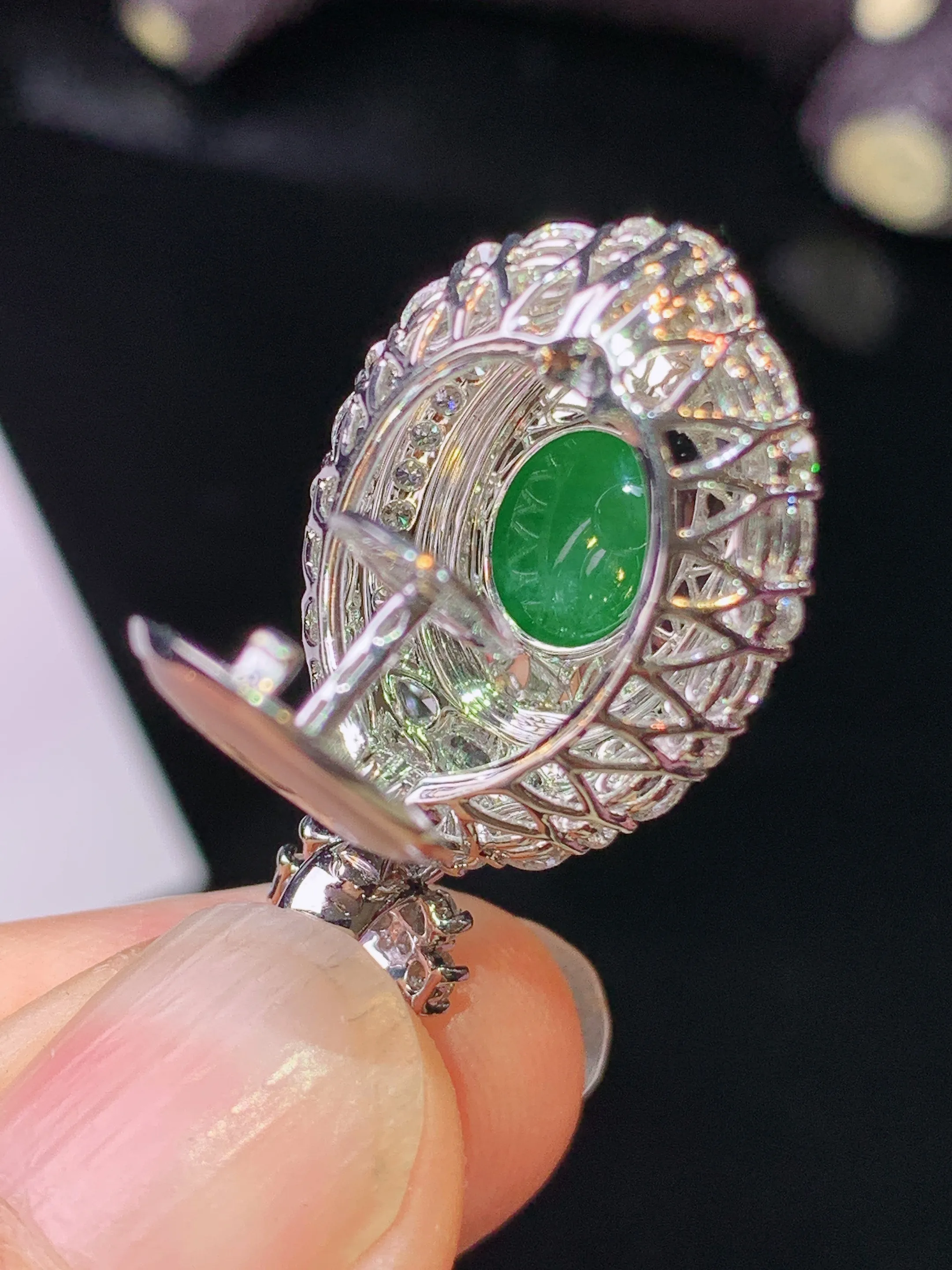 18k金钻镶嵌满绿蛋面吊坠 玉质细腻 水润亮眼 色泽艳丽 整体尺寸29.2*16.5*13