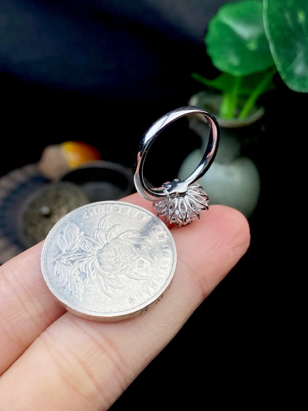 【冰种满绿蛋面戒指】种水色俱全，冰透闪亮，通透感饱满度很好，18k金钻镶嵌，裸石尺寸5.5*5*2.8毫米，圈口可改