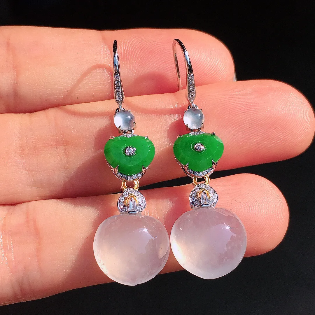 （冰+绿）二合一耳坠，色泽均匀艳丽，玉质细腻，荧光感超
强，饱满圆润，尽显优雅气质，18k
金豪华镶