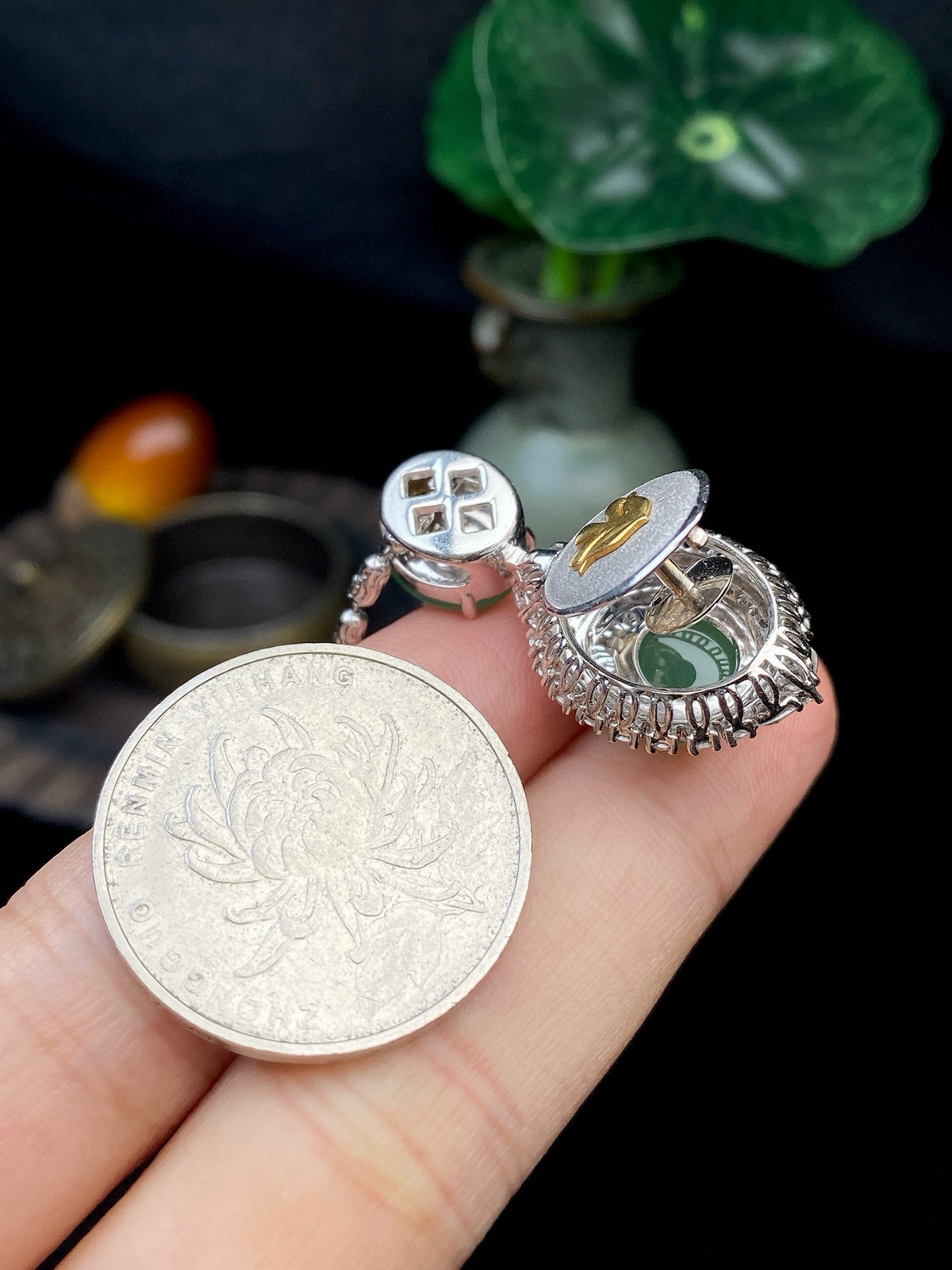 【冰种满绿蛋面吊坠】质地细腻，种水上乘，通透闪亮，晶莹剔透。18K金钻精美镶嵌，裸石尺寸12.1*10.4*5.2毫米