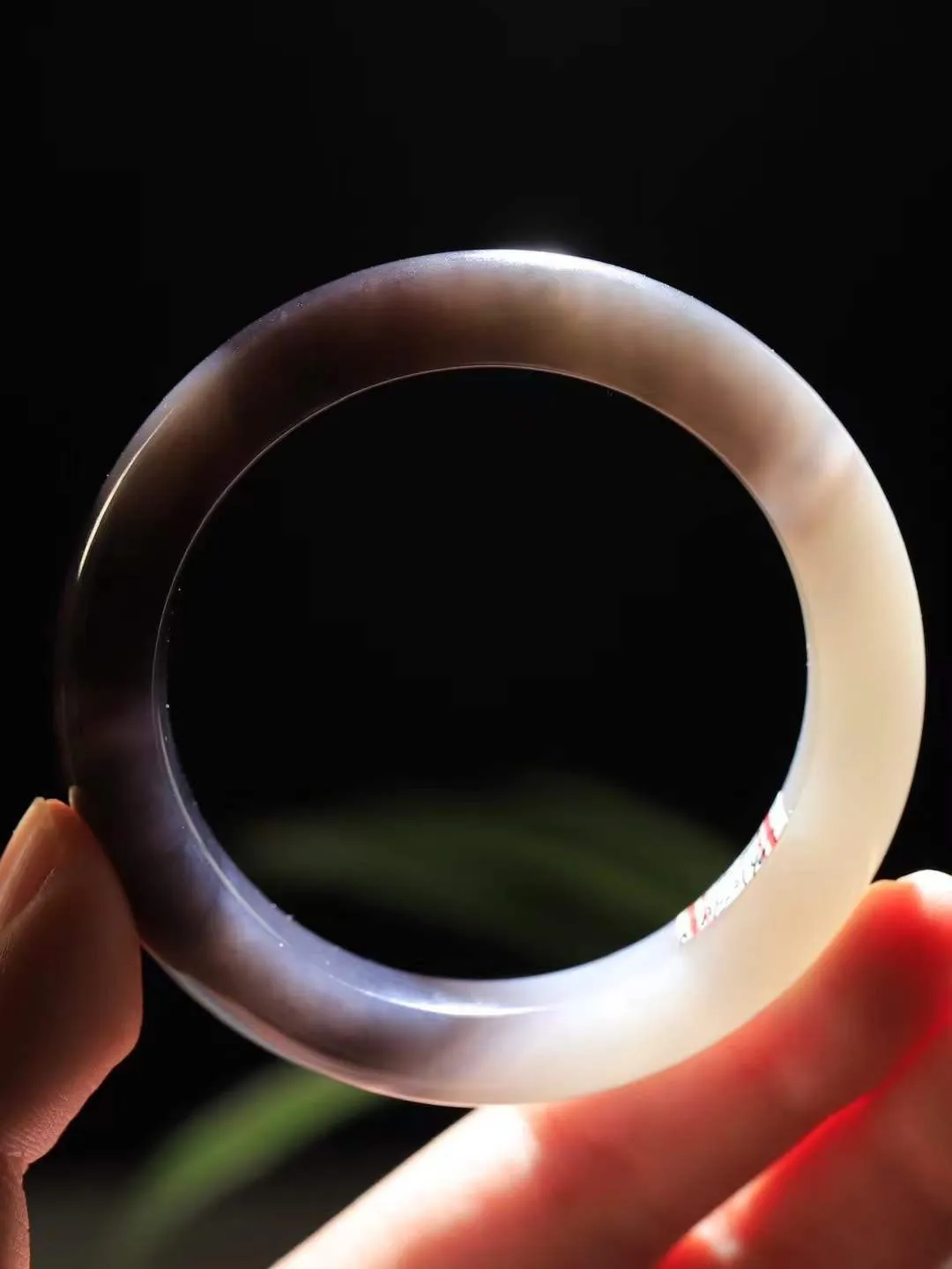 【婉约佳人.手镯】

精品️和田玉烟紫双色手镯 玉质温润细腻 油性十足 手感舒适，高华雅逸，线条流畅，简约大气，美自天成，素雅高贵。佩戴于腕间，婉约之美，举手投足间透出那份低调奢华。重60.2克 内径54.5mm  尺寸12.4-9.6mm   FDA-78120833