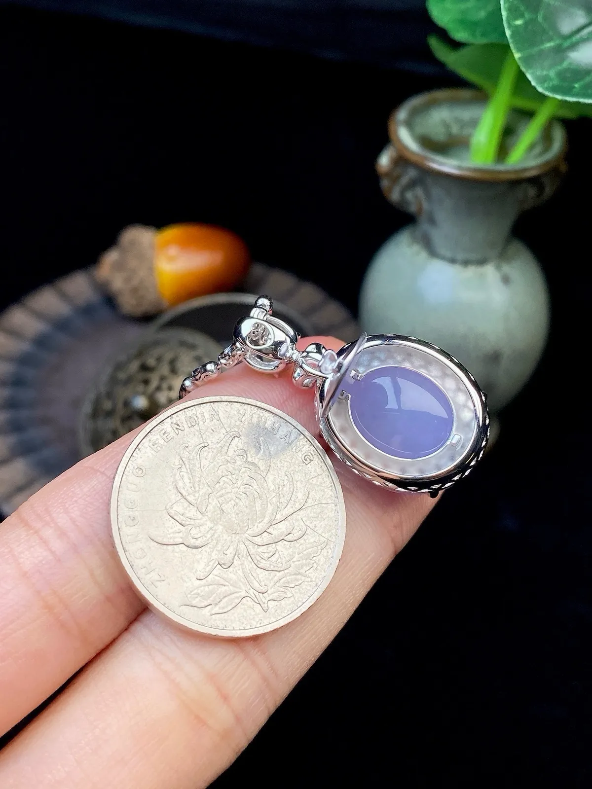 【冰种紫蛋面吊坠】质地细腻，饱满度很好，晶莹剔透，18k金钻镶嵌，裸石尺寸19.2*16.4*9毫米