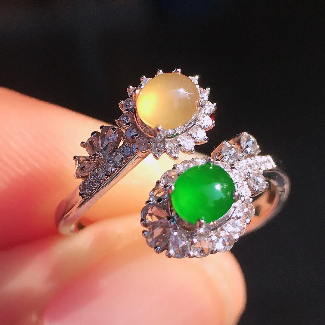 （黄+绿）二合一戒指，色泽均匀艳丽，玉质细腻，荧光感超
强，饱满圆润，尽显优雅气质，18k
金豪华镶嵌