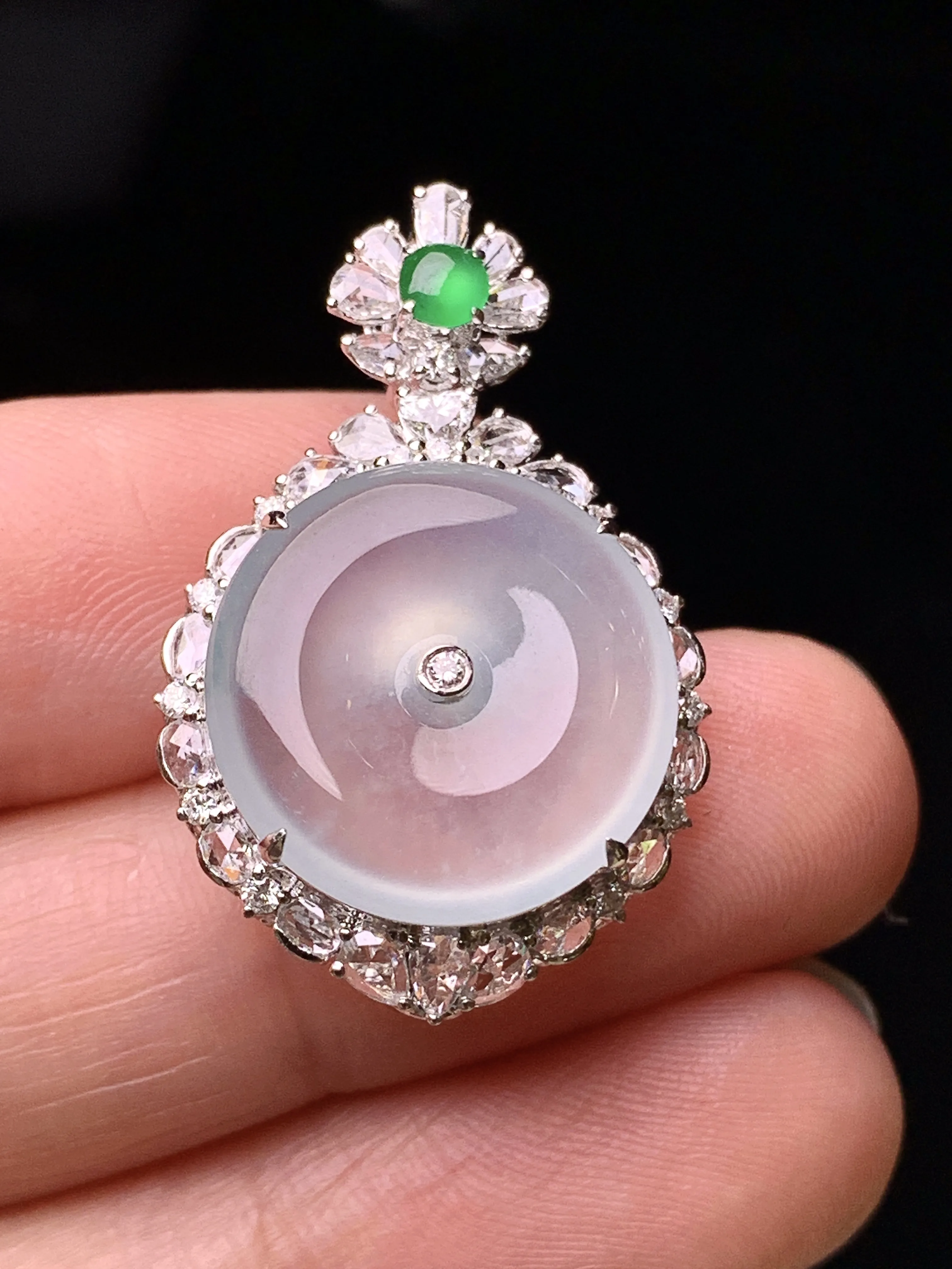 18k金钻镶嵌冰种平安扣吊坠 玉质细腻 水润亮眼 色泽艳丽 整体尺寸29.8*19*9.6