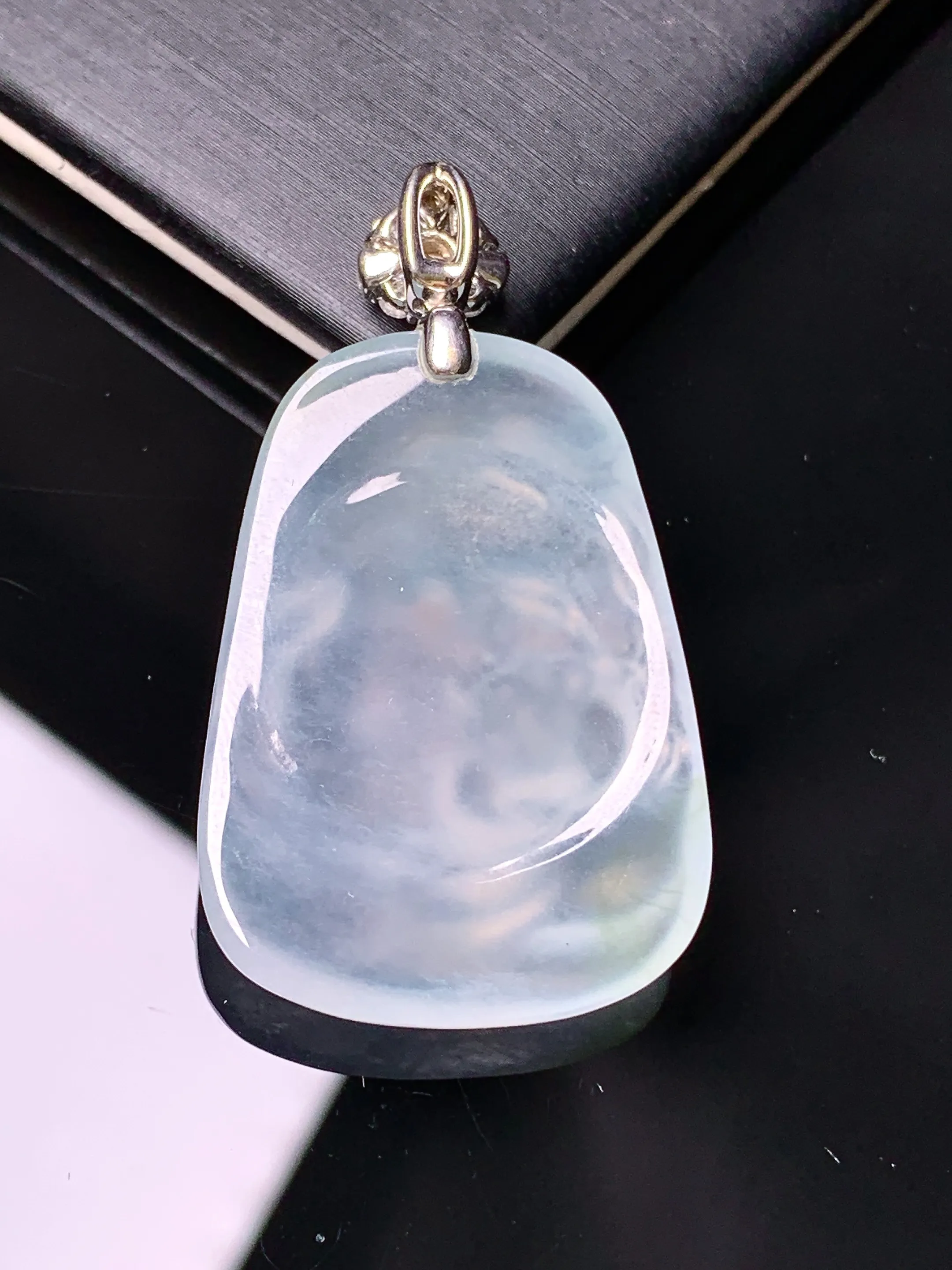 18k金钻镶嵌冰种荷叶鱼吊坠 玉质细腻 水润亮眼 色泽艳丽 整体尺寸41.5*23.3*5.5