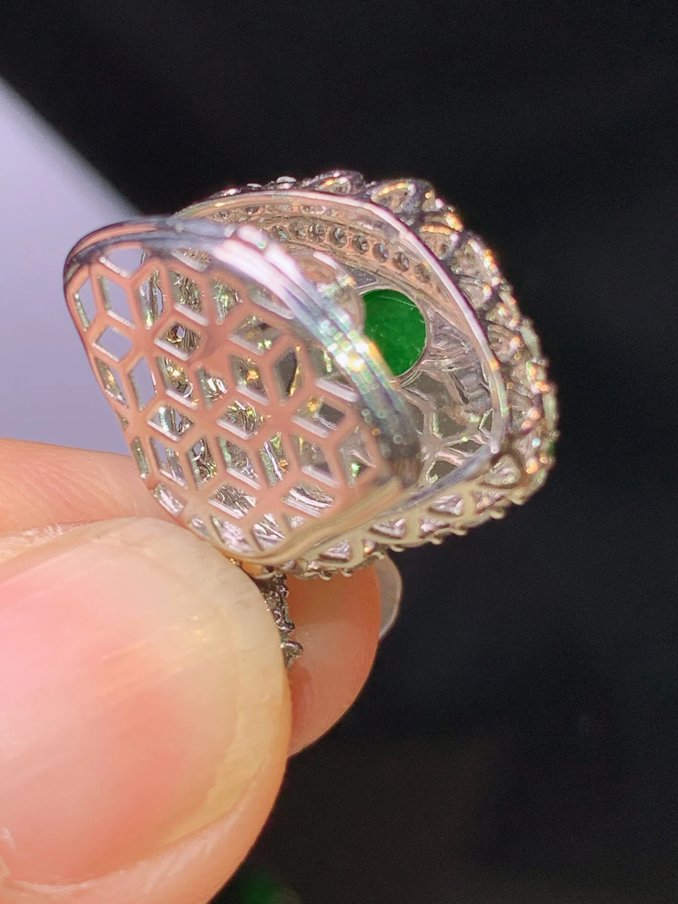 18k金钻镶嵌满绿佛公吊坠 玉质细腻 水润亮眼 色泽艳丽 整体尺寸22.5*19.2*8.5