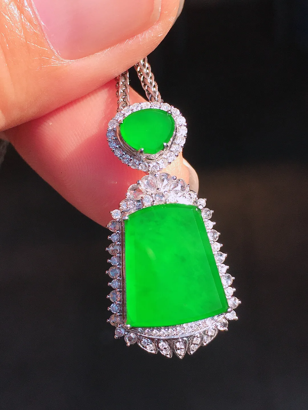 阳绿无事牌吊坠，色泽均匀艳丽，玉质细腻，荧光感超
强，饱满圆润，尽显优雅气质，18k
金豪华镶嵌