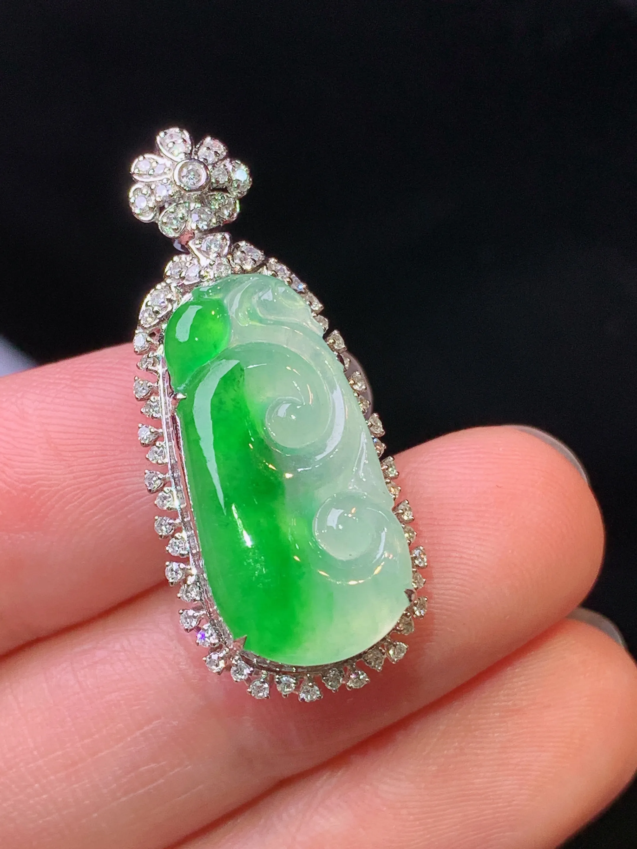 18k金钻镶嵌冰种飘绿如意吊坠 玉质细腻 水润亮眼 色泽艳丽 整体尺寸32.2*13.7*8.3