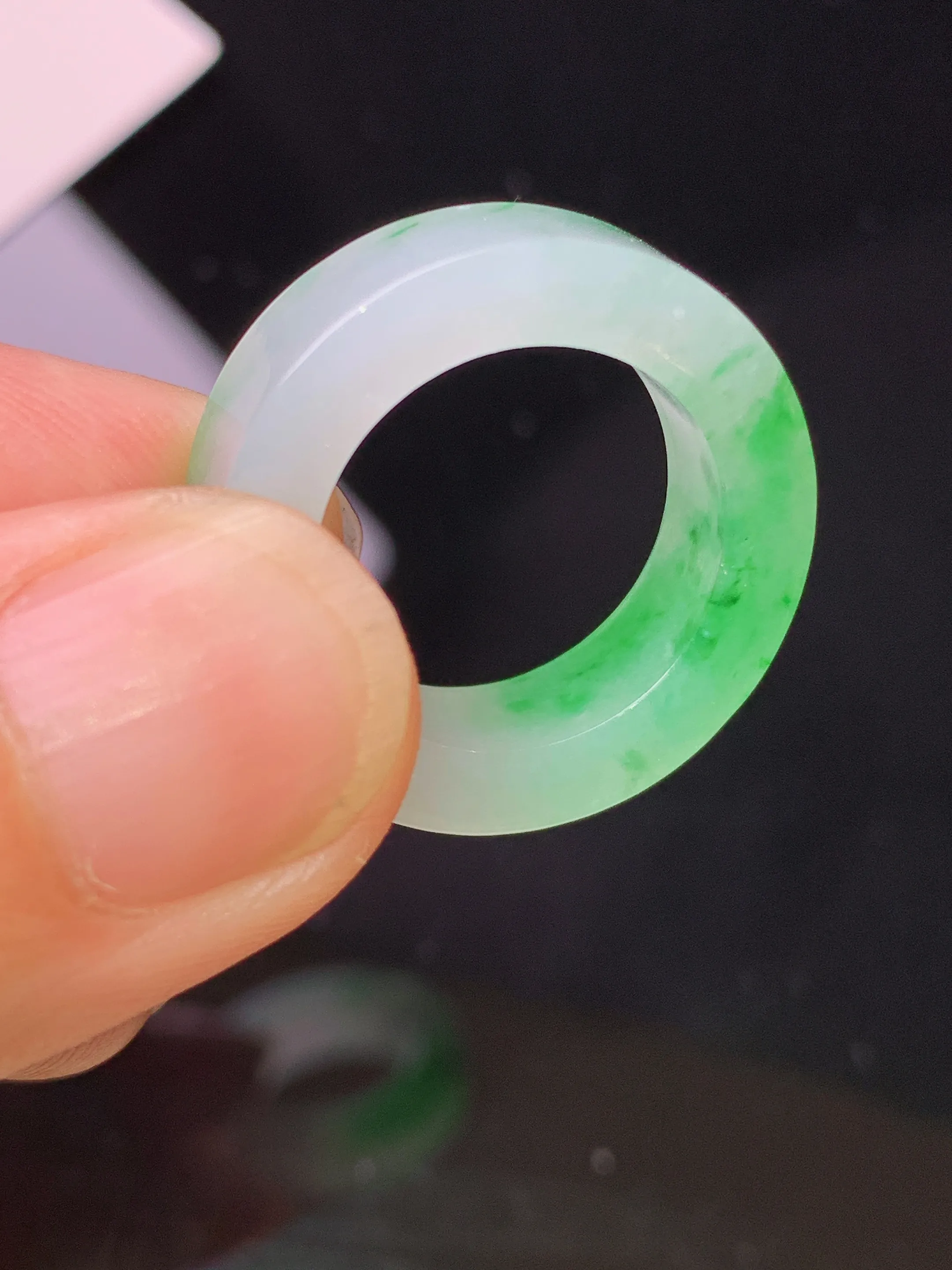 飘绿指环 玉质细腻 水润亮眼 色泽艳丽 圈口9.5整体尺寸23*6.2*3.8