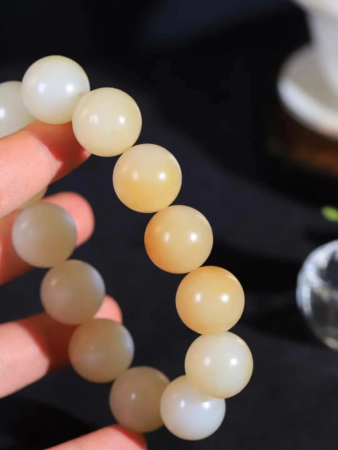 【珠圆玉润.手串】

精品和田玉糖白玉珠圆玉润手串 玉质温润细腻  整串打磨圆润，佩戴舒适。珠珠落玉盘，间关莺语花底滑，一生美好时光，无论身在何处，都有它相伴相守。事事顺遂，幸福美满，吉祥如意。重106.6克 尺寸取一17.5mm  FD L-79120868