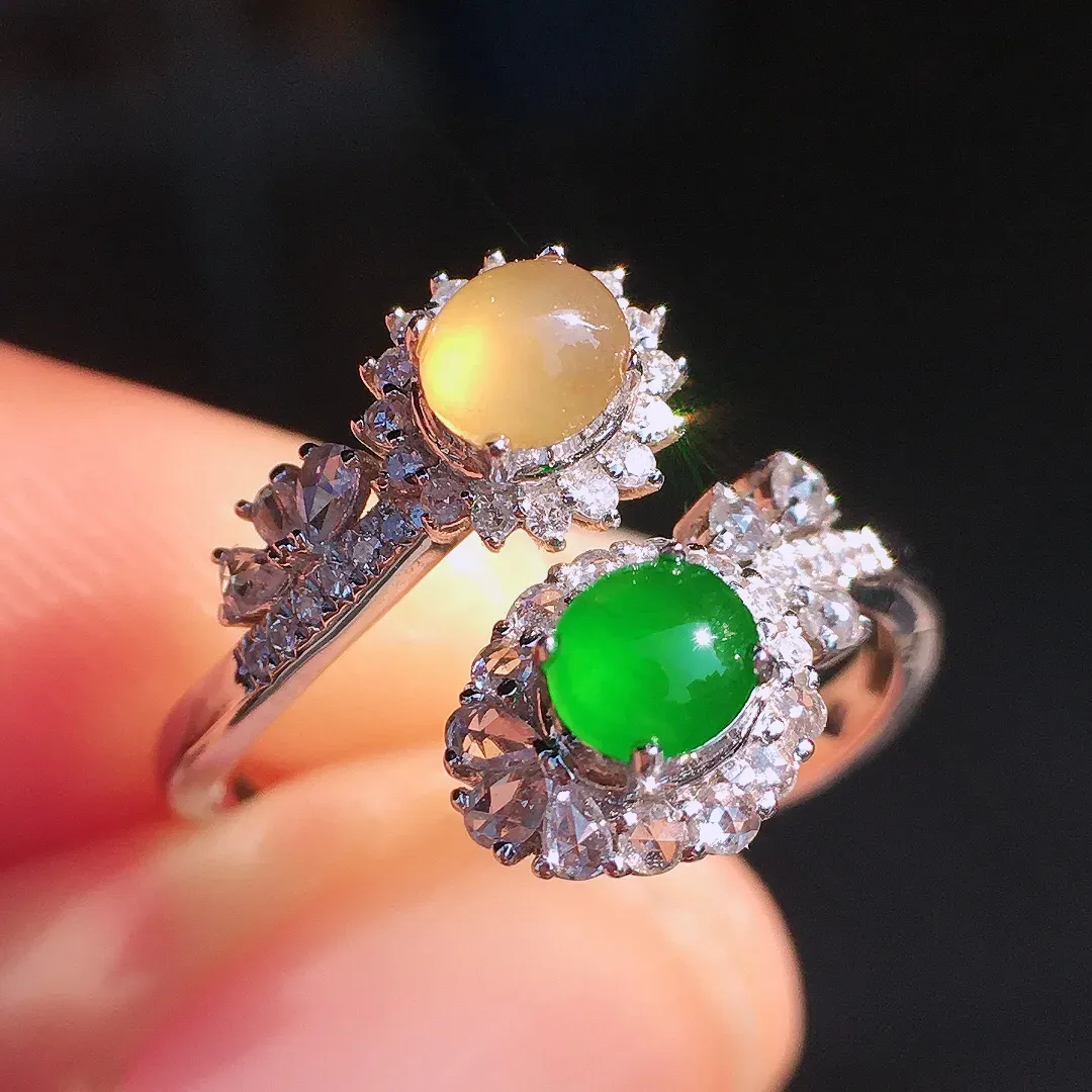 （黄+绿）二合一戒指，色泽均匀艳丽，玉质细腻，荧光感超
强，饱满圆润，尽显优雅气质，18k
金豪华镶