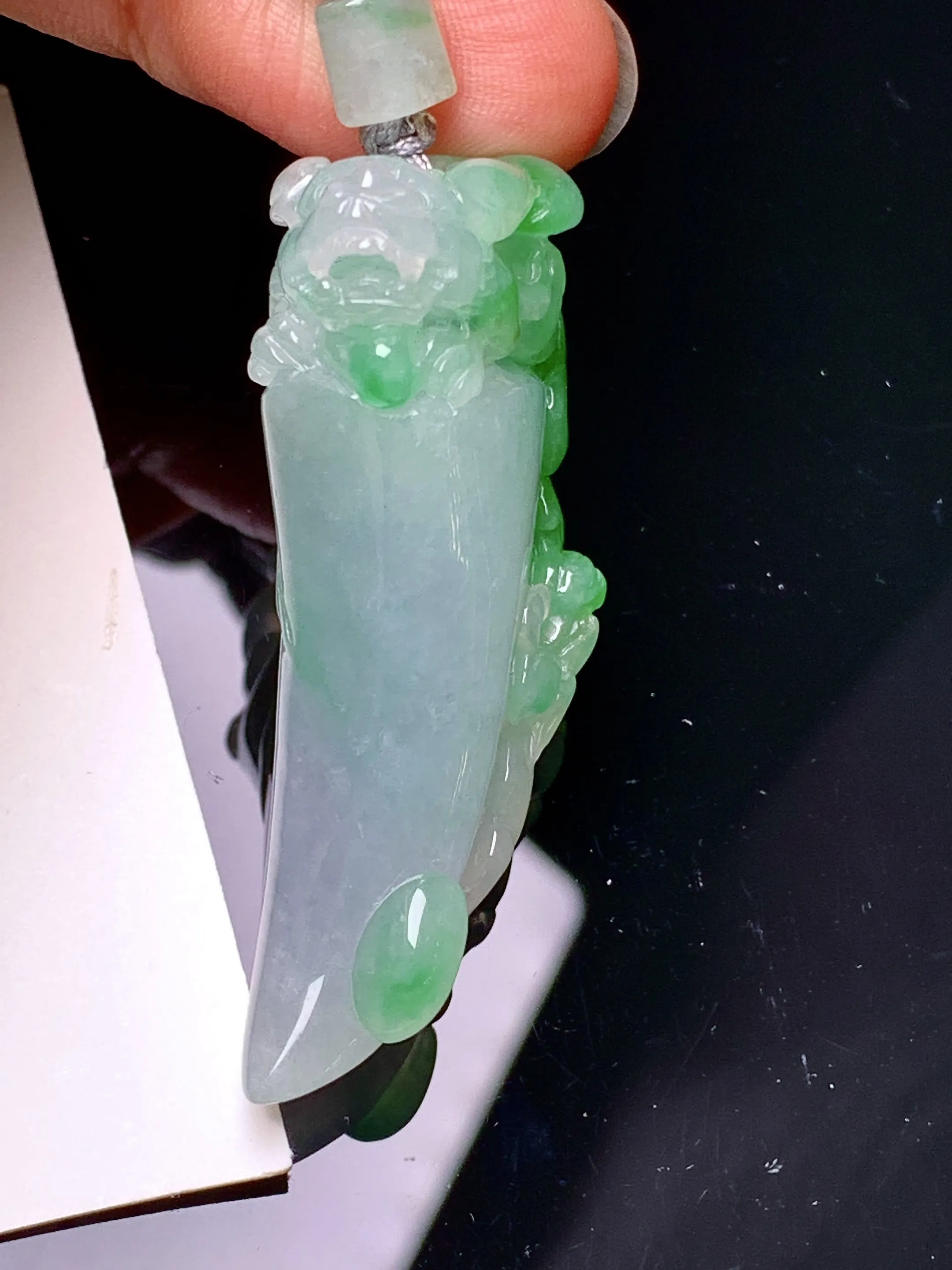 飘绿貔貅月牙吊坠 玉质细腻 水润亮眼 色泽艳丽 整体尺寸47.8*23.3*12.3