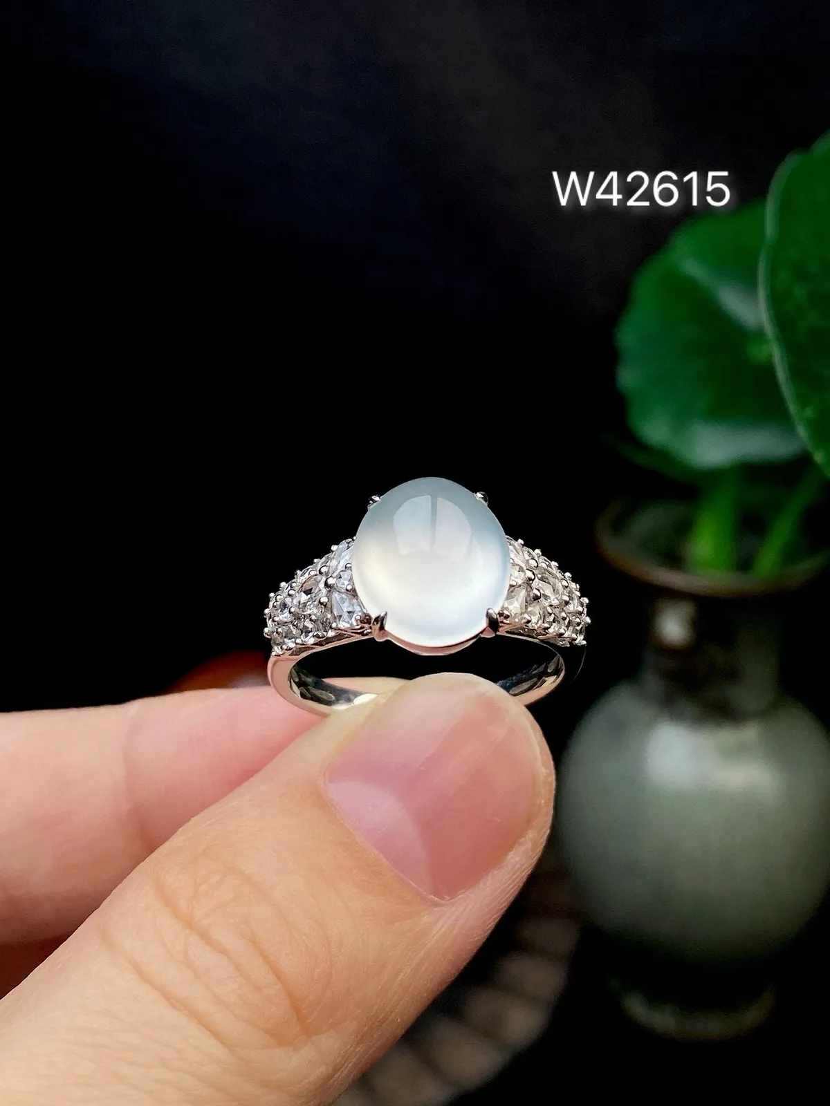 【冰种蛋面戒指】种水很不错、细腻水润，形状很饱满，收藏品质，18K金钻镶嵌，裸石尺寸10.5*8.8