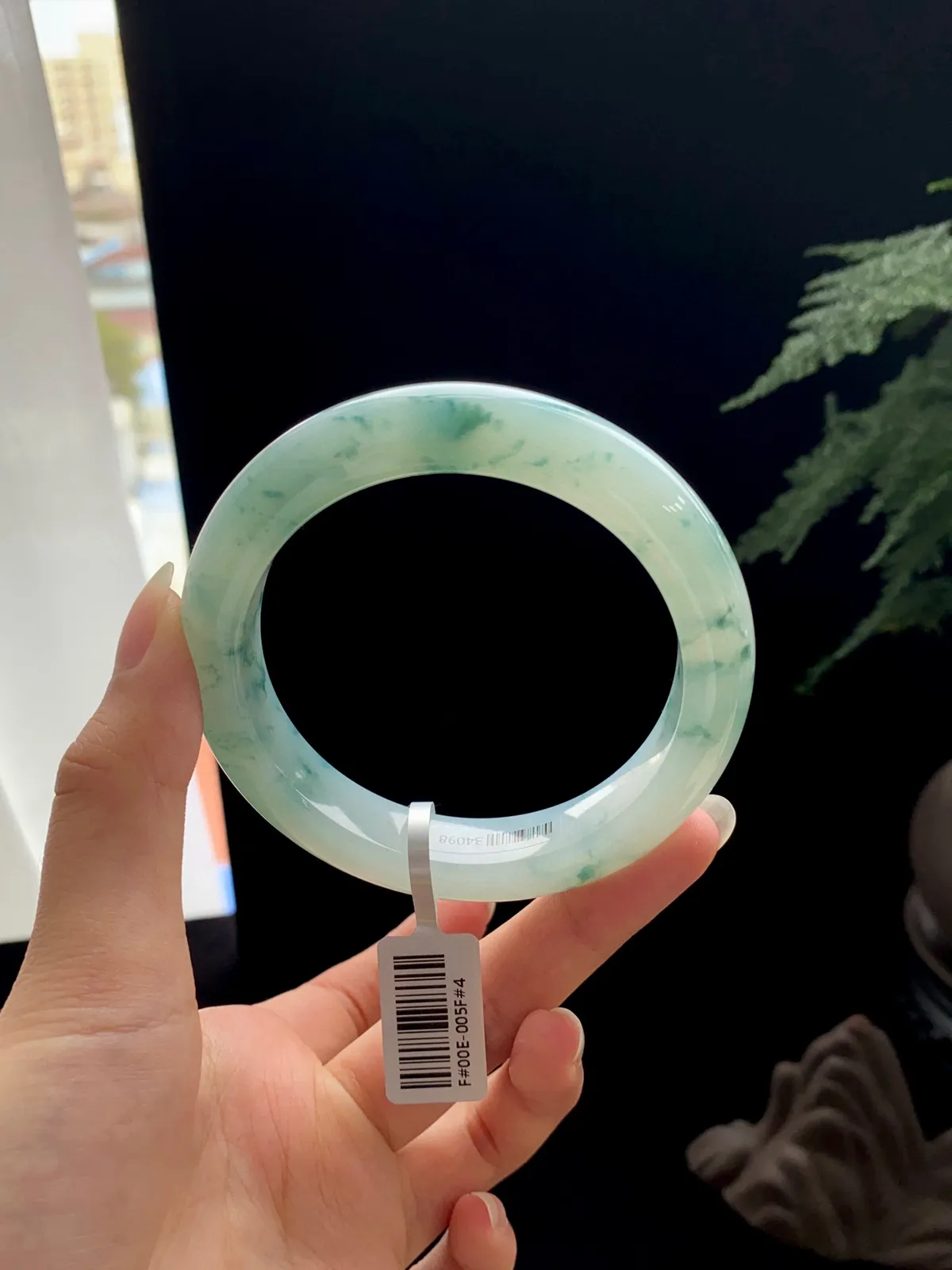 【飘花】
尺寸：58.3*12.4*9.6
丝丝飘花晕染在镯中，灵动飘逸，将山水意境体现的淋漓尽致