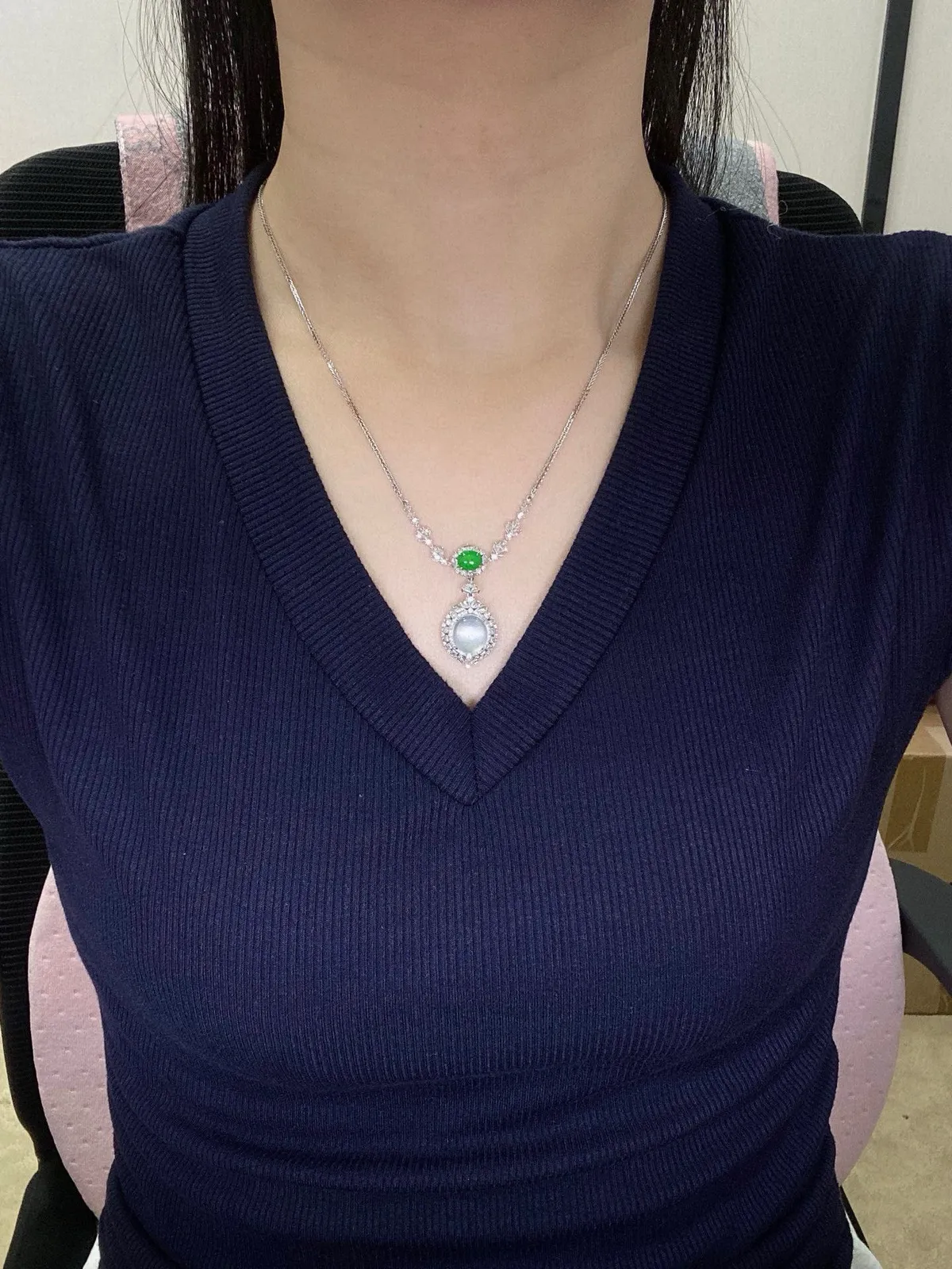 【冰种蛋面吊坠】种水很不错、细腻水润，形状很饱满，收藏品质，18K金钻镶嵌，裸石尺寸9.9*9.1*4毫米