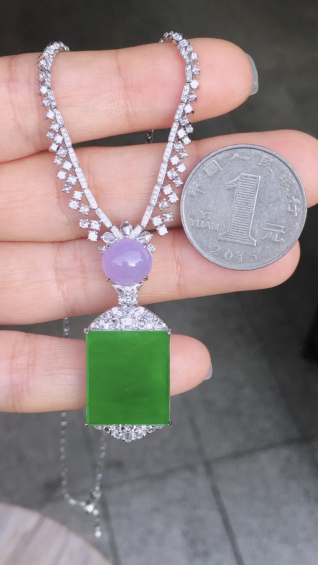 阳绿无事牌项链，色泽均匀艳丽，玉质细腻，荧光感超
强，饱满圆润，尽显优雅气质，18k
金豪华镶嵌