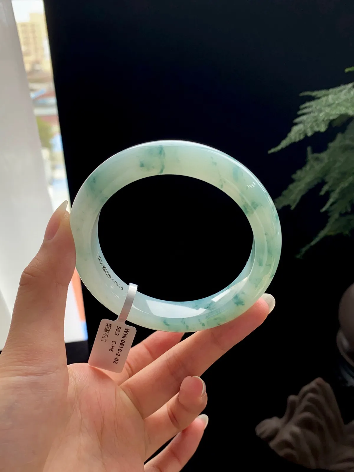 【飘花】
尺寸：58.3*12.4*9.6
丝丝飘花晕染在镯中，灵动飘逸，将山水意境体现的淋漓尽致