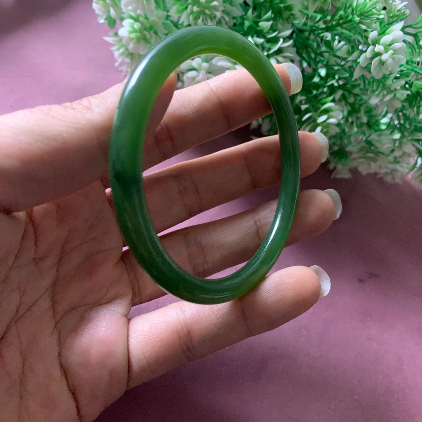 59.5圈口和田玉碧玉阳绿色猫眼圆条手镯【挽间柔情】，镯型古朴典雅。在诗情画意的雨巷相遇，你是我腕间