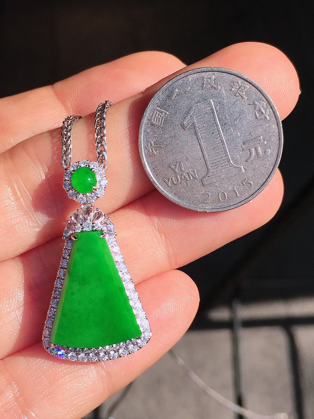 阳绿无事牌吊坠，色泽均匀艳丽，玉质细腻，荧光感超
强，饱满圆润，尽显优雅气质，18k
金豪华镶嵌