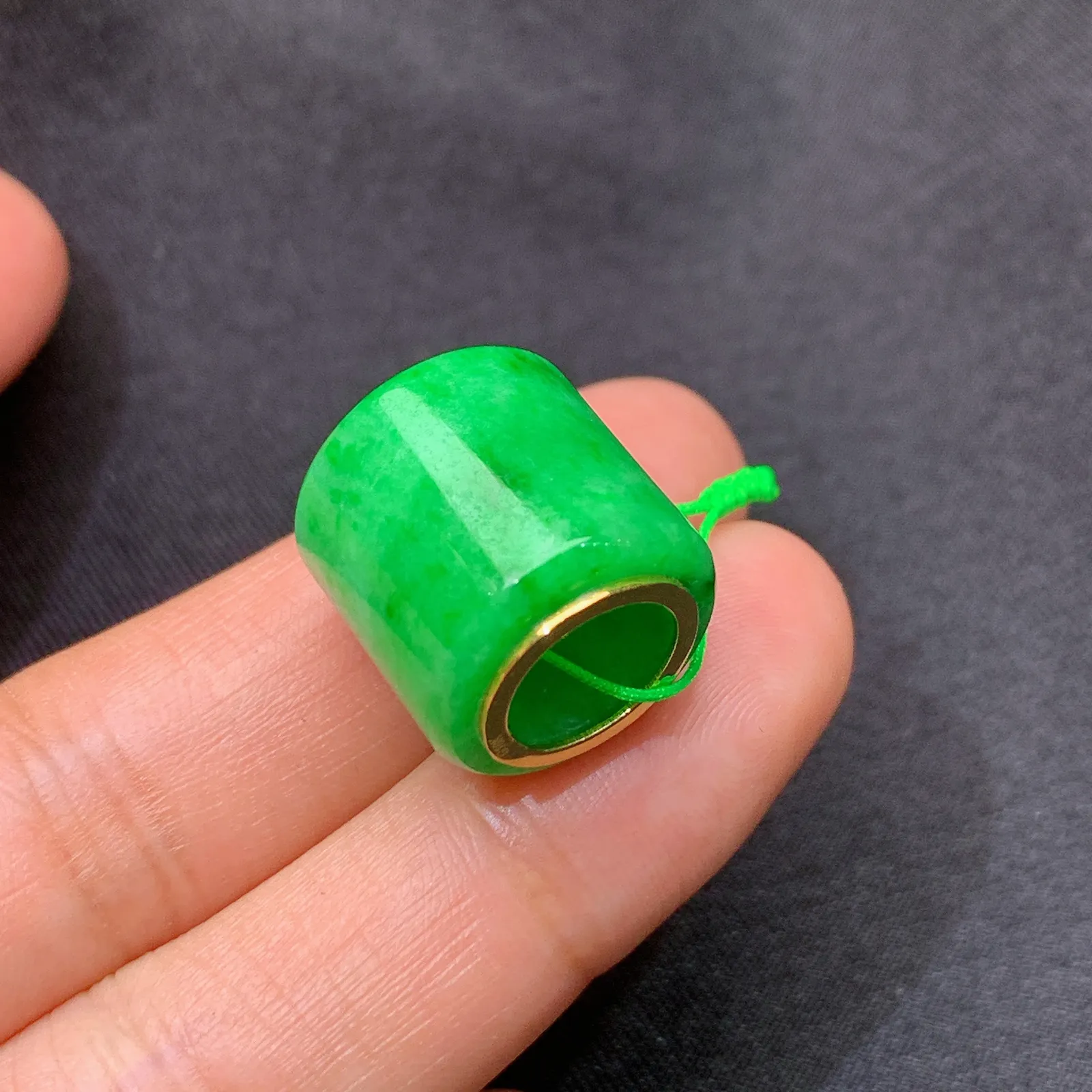 阳绿路路通吊坠，18k金镶嵌，冰润色阳，种老水足，Xu 尺寸16*15.3