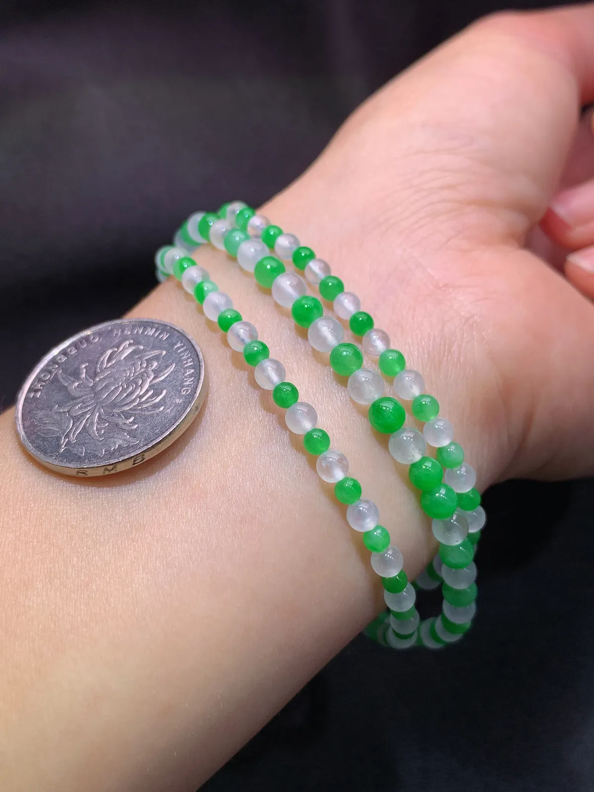 冰种阳绿圆珠项链，冰润鲜艳，玉质细腻，种水足 尺寸3.9