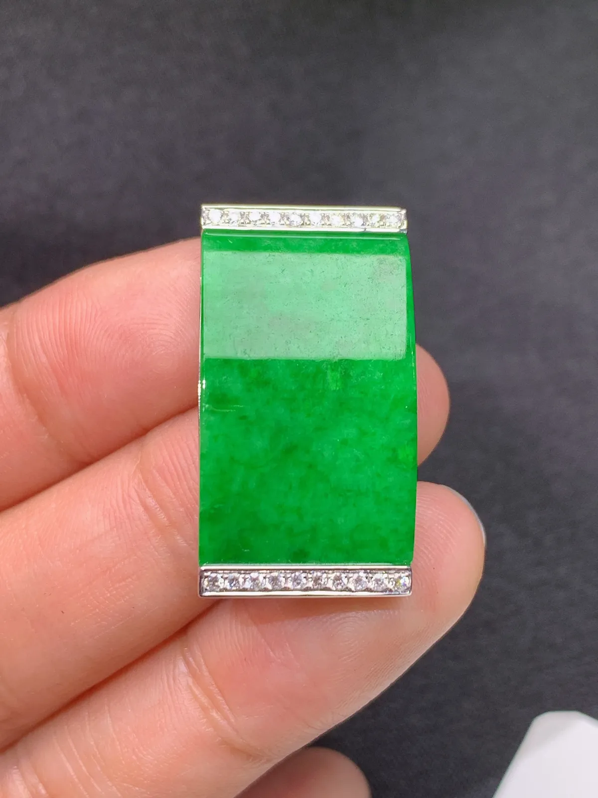 阳绿弯条吊坠手牌 18k金镶嵌，冰润色阳，种老水足，xu 尺寸28.5*15.2*8.1