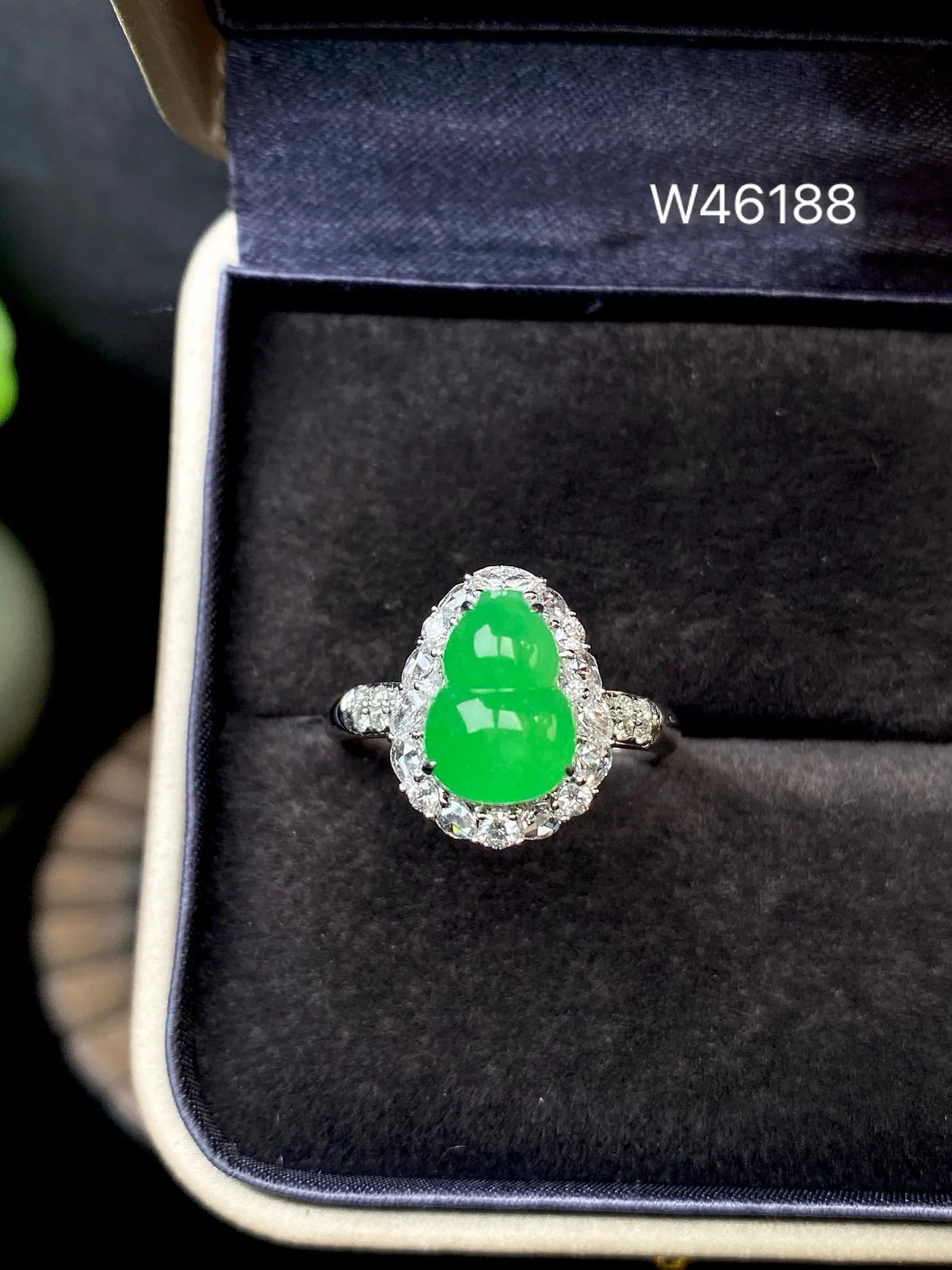 【冰种满绿葫芦戒指】质地细腻，冰润起光，胶感强烈，冰感明显，18K金钻精美镶嵌，裸石尺寸10.1*7