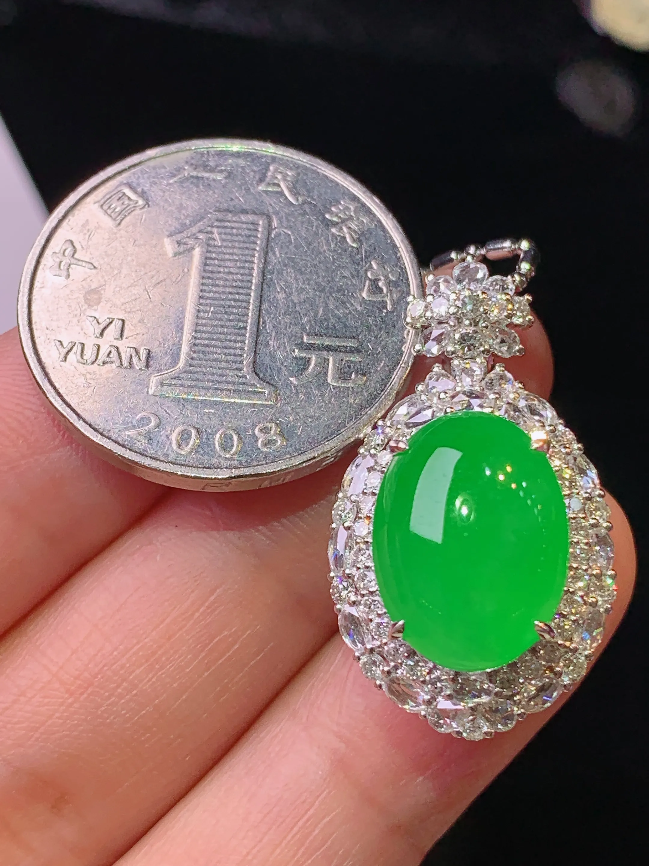 18k金钻镶嵌满绿蛋面吊坠 玉质细腻 水润亮眼 色泽艳丽 整体尺寸29.2*16.5*13