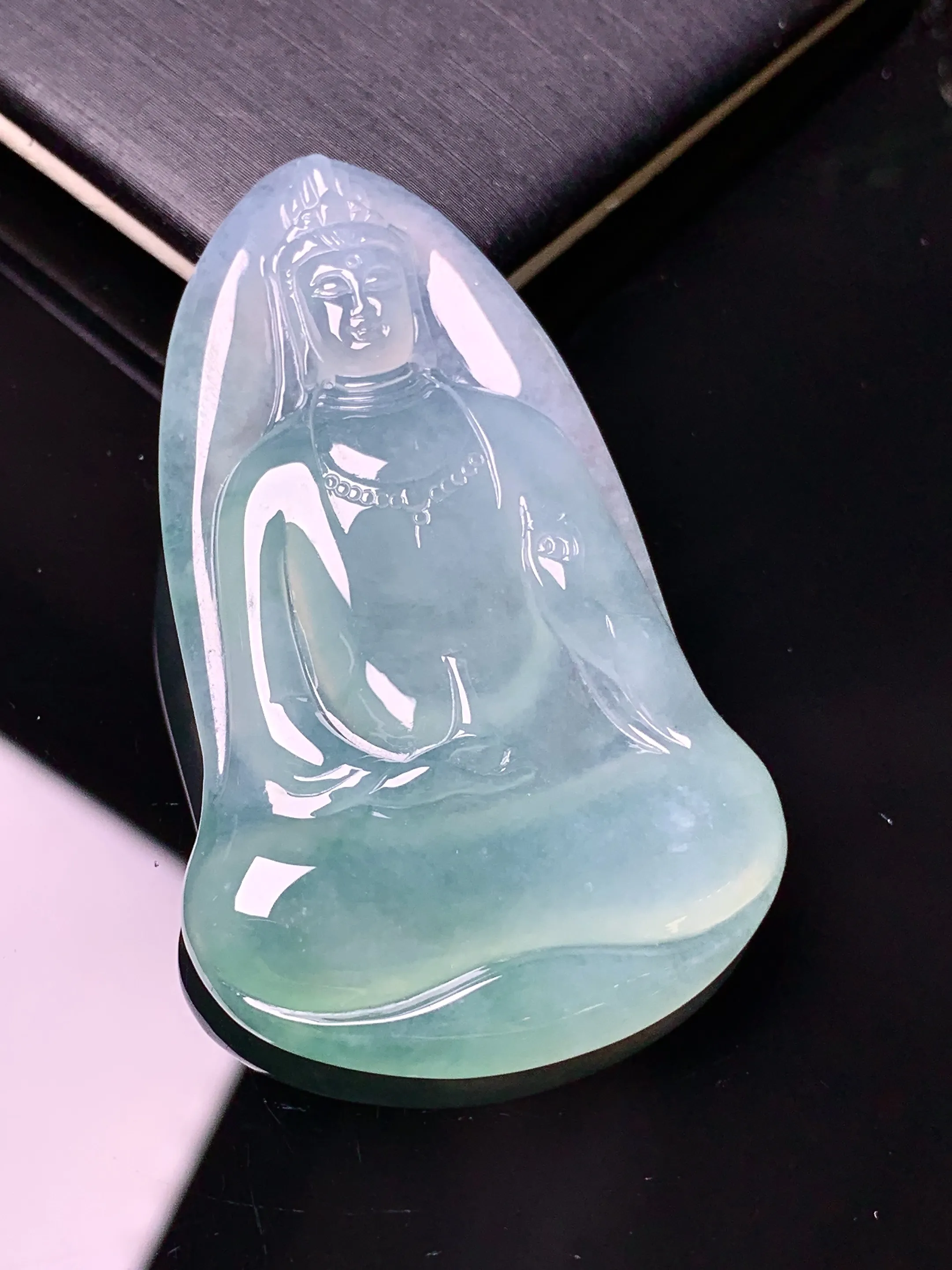 冰种飘绿观音吊坠 玉质细腻 水润亮眼 色泽艳丽 整体尺寸50.8*31.2*5.8