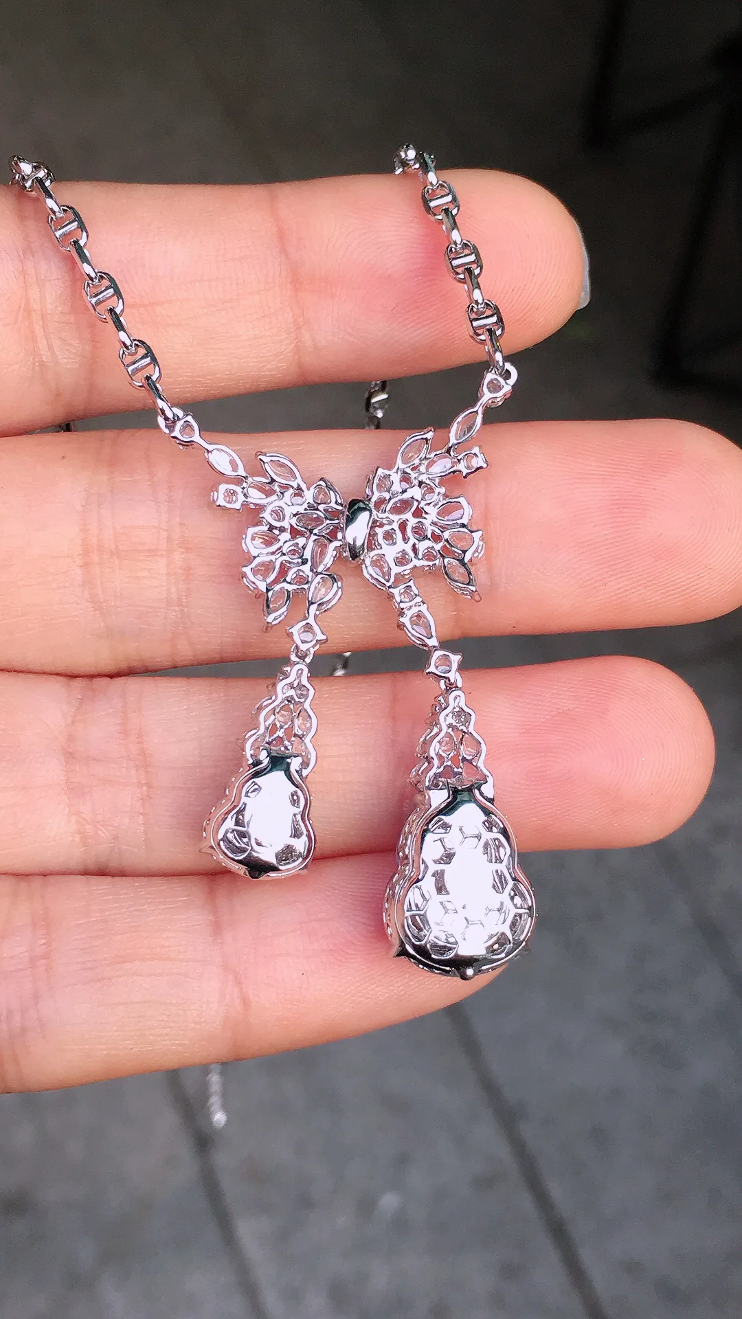 紫罗兰葫芦项链，色泽均匀艳丽，玉质细腻，荧光感超
强，饱满圆润，尽显优雅气质，18k
金豪华镶嵌