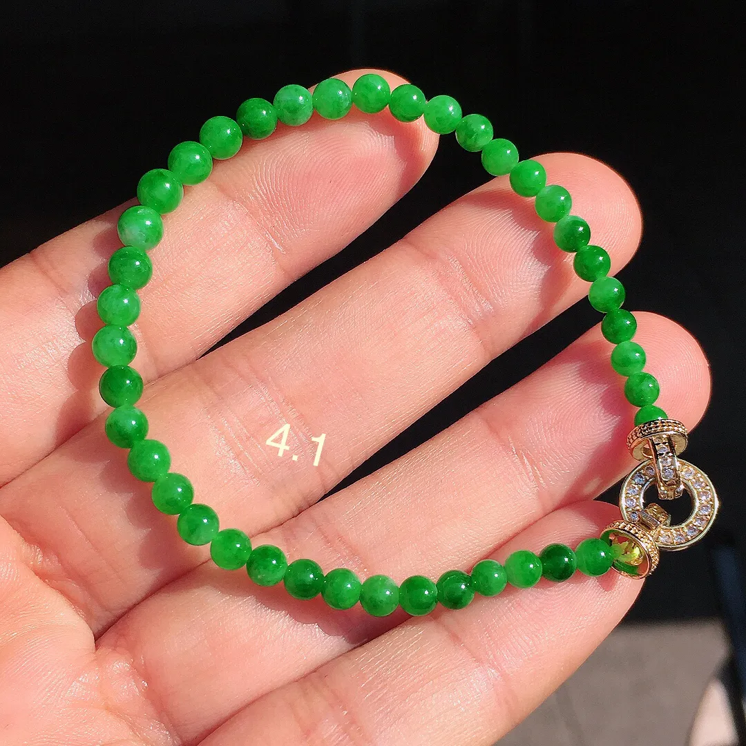 阳绿珠子手串，色泽均匀艳丽，玉质细腻，荧光感超
强，饱满圆润，尽显优雅气质，