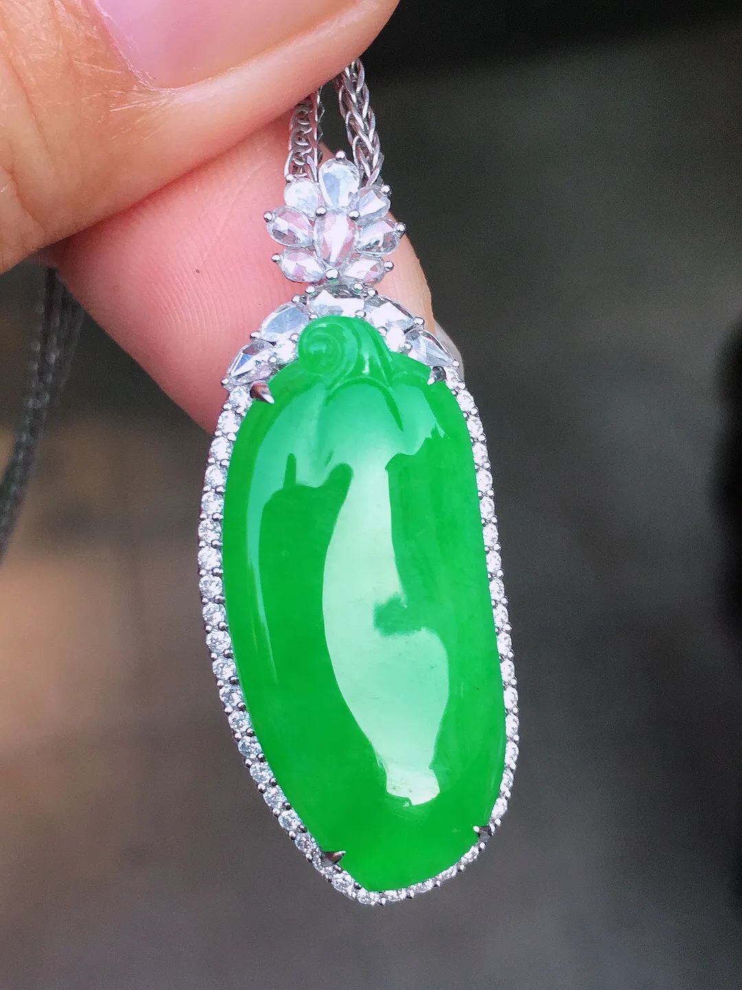 阳绿福瓜吊坠，色泽均匀艳丽，玉质细腻，荧光感超
强，饱满圆润，尽显优雅气质，18k
金豪华镶嵌