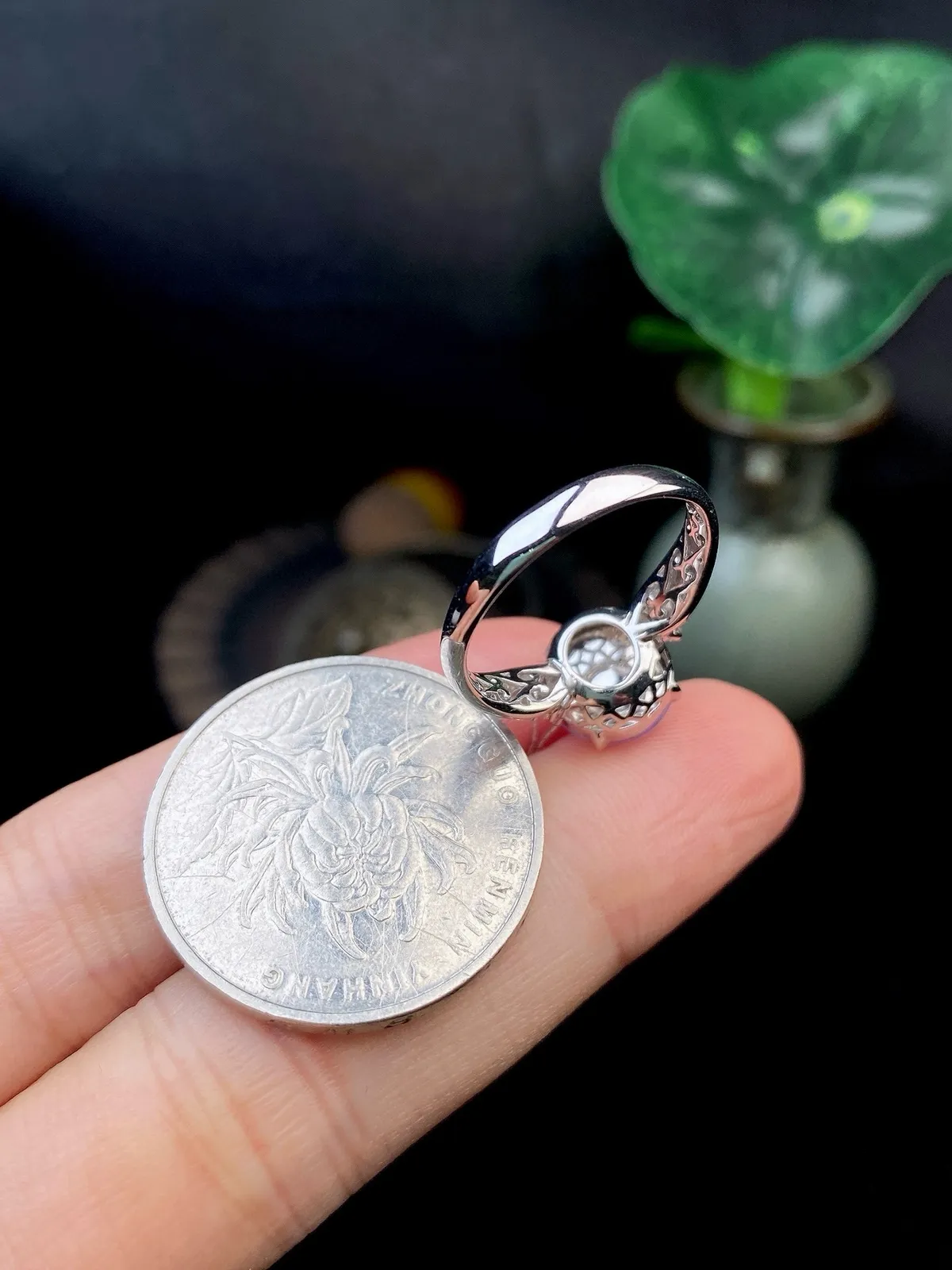 【冰种紫蛋面戒指】质地细腻，饱满度很好，晶莹剔透，18k金钻镶嵌，裸石尺寸9.1*8.9*4.4毫米