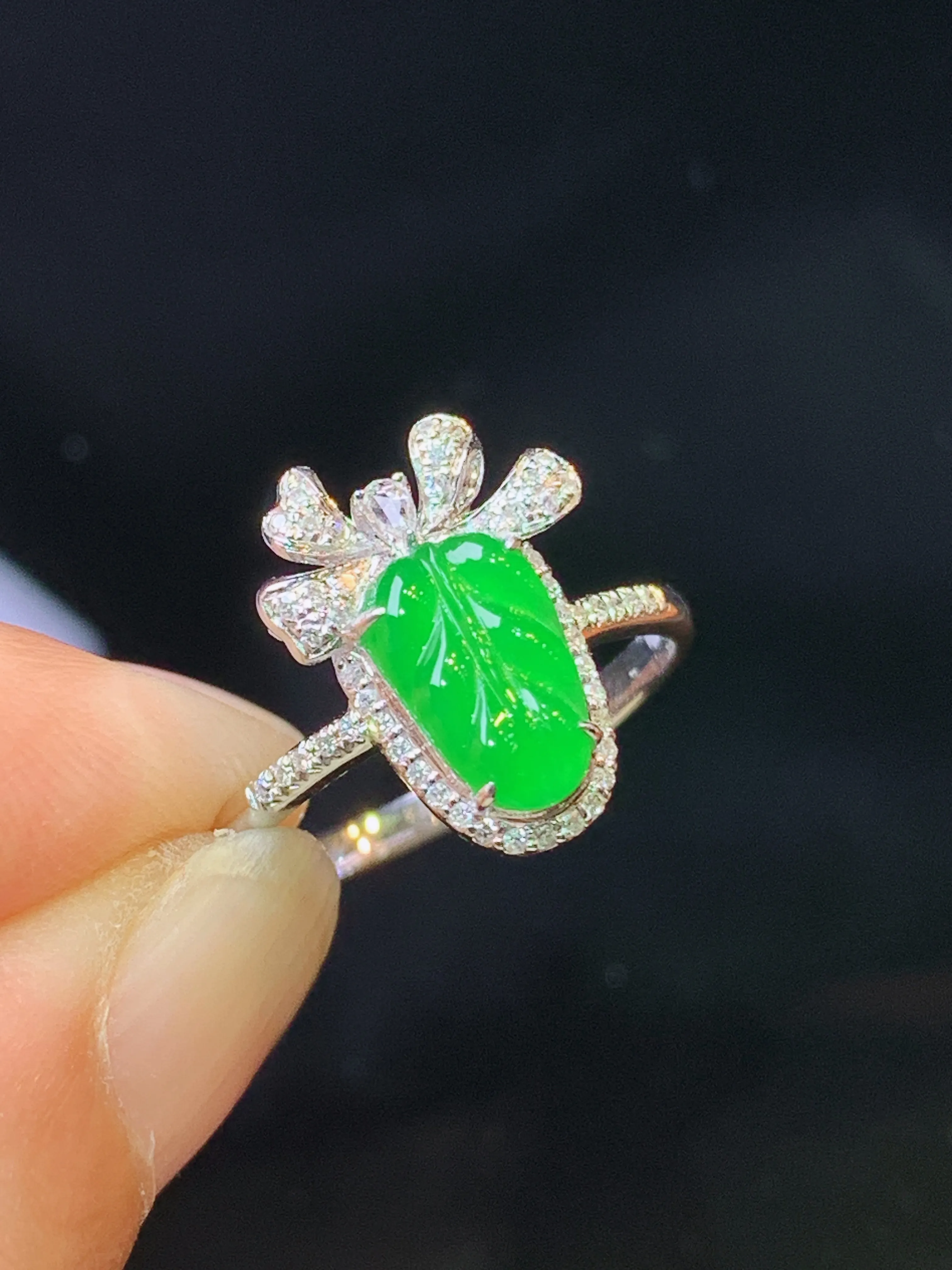 18k金钻镶嵌翠绿树叶戒指 玉质细腻 水润亮眼 色泽艳丽 圈口14 整体尺寸14.5*11*5.5