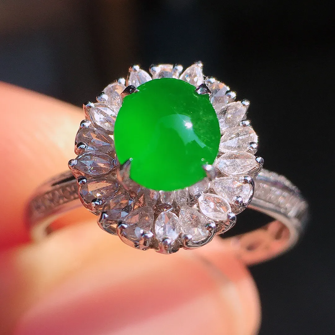 阳绿蛋面戒指，色泽均匀艳丽，玉质细腻，荧光感超
强，饱满圆润，尽显优雅气质，18k
金豪华镶嵌