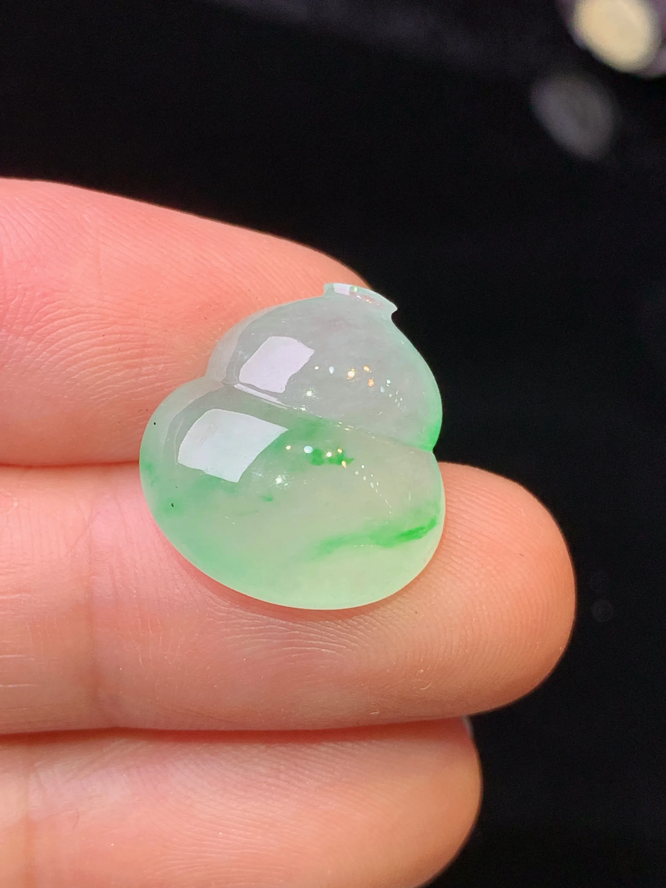 镶嵌款 飘绿葫芦吊坠 玉质细腻 水润亮眼 色泽艳丽 整体尺寸16.5*15.3*7