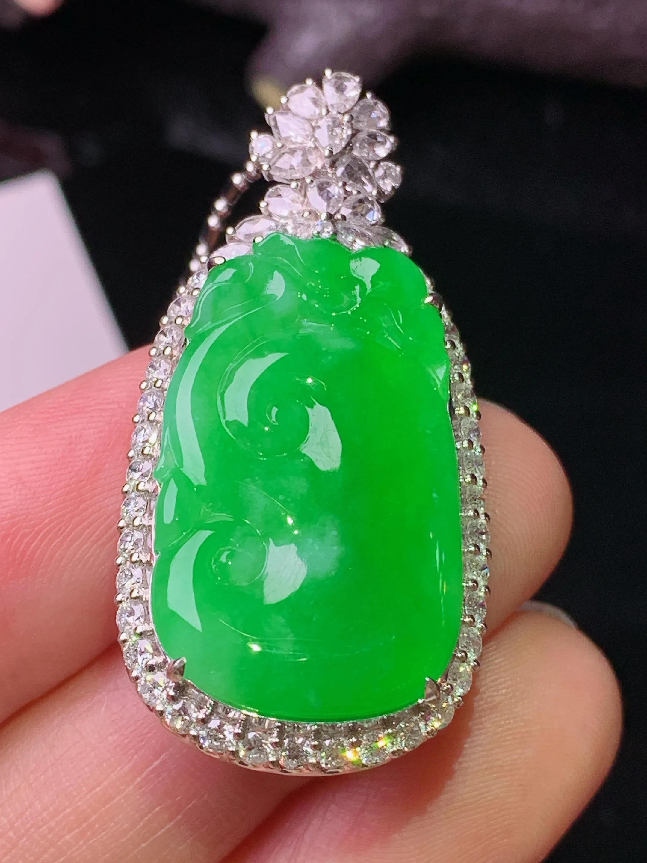 18k金钻镶嵌满绿如意吊坠 玉质细腻 水润亮眼 色泽艳丽 整体尺寸39.7*19.7*10