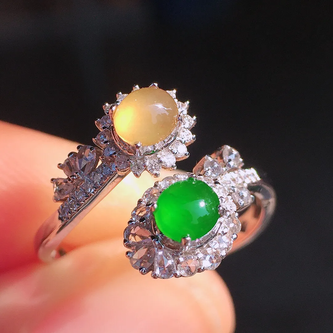 （黄+绿）二合一戒指，色泽均匀艳丽，玉质细腻，荧光感超
强，饱满圆润，尽显优雅气质，18k
金豪华镶嵌