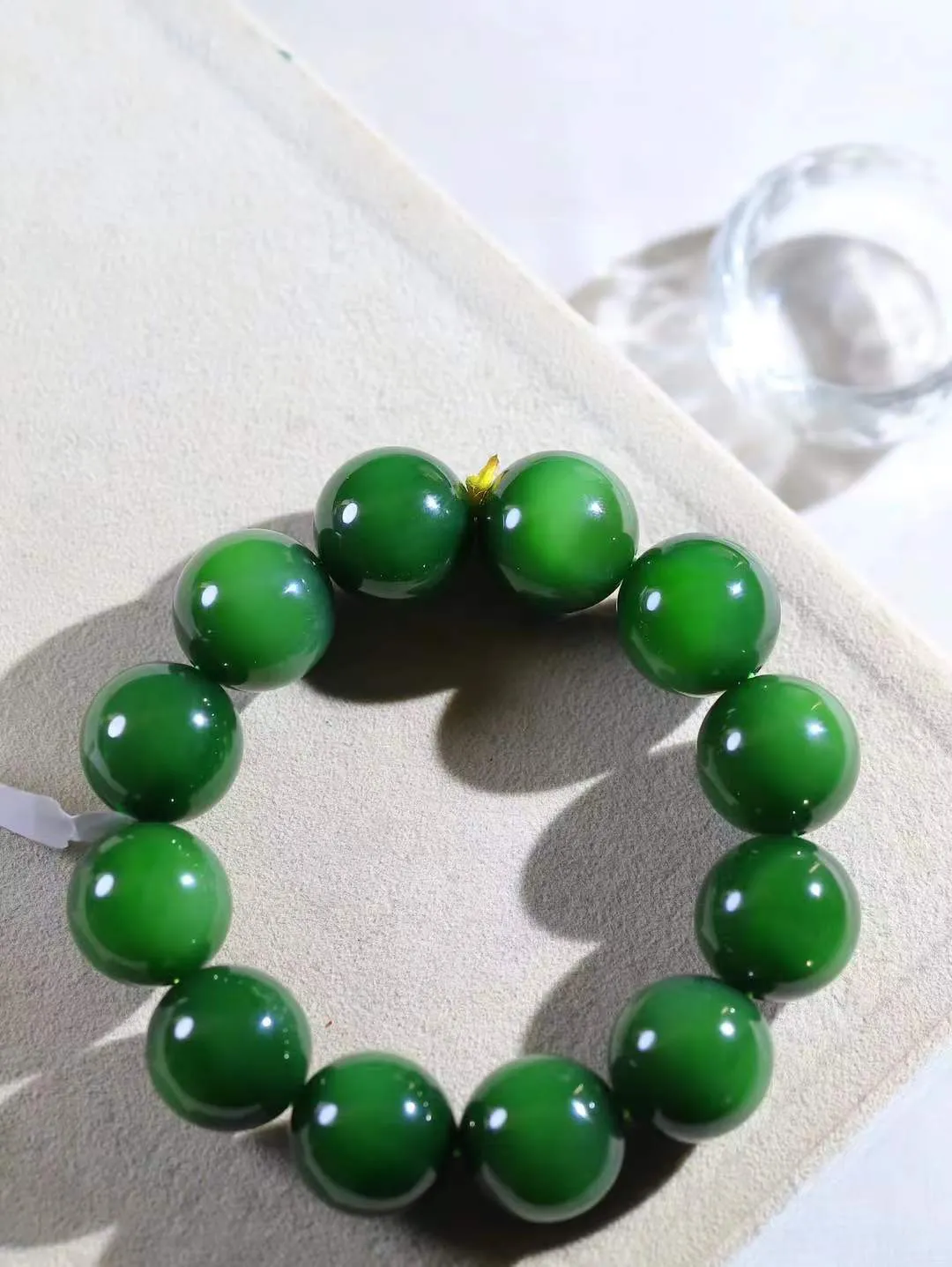 【珠圆玉润.手串】

收藏级臻品️和田玉碧玉珠圆玉润手串 玉质温润细腻  整串打磨圆润，佩戴舒适。珠珠落玉盘，间关莺语花底滑，一生美好时光，无论身在何处，都有它相伴相守。事事顺遂，幸福美满，吉祥如意。重129.2克 尺寸取一18.9mm  FD L-79120868