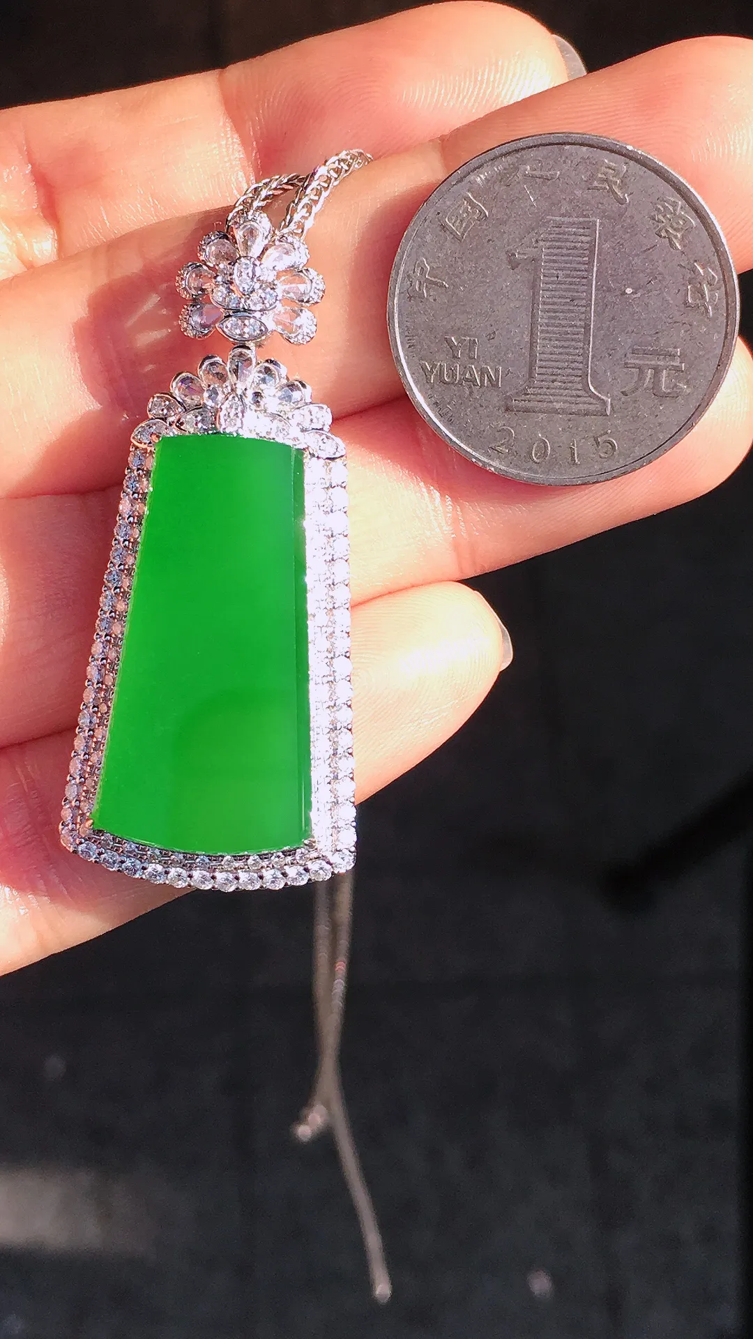 阳绿无事牌吊坠，色泽均匀艳丽，玉质细腻，荧光感超
强，饱满圆润，尽显优雅气质，18k
金豪华镶嵌