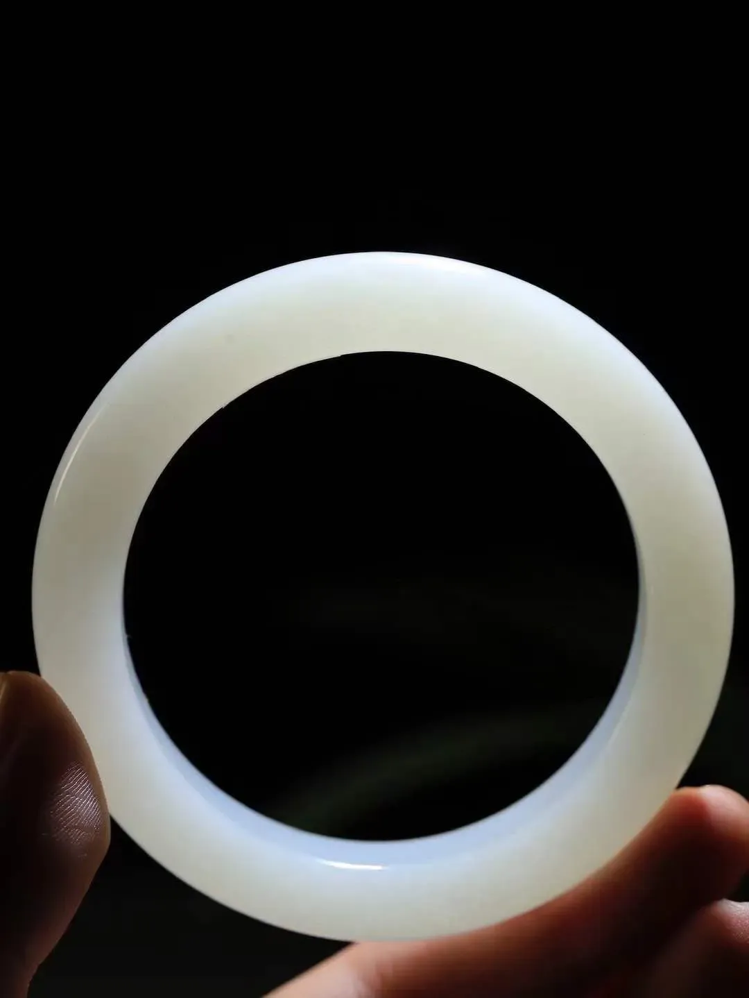 （一见倾心.手镯）

收藏级️和田玉白玉手镯，玉质温润细腻 油性十足 手感舒适，高华雅逸，线条流畅，简约大气，美自天成，素雅高贵。佩戴于腕间，婉约之美，举手投足间透出那低调奢华。重72.5克  尺寸57.5-13.6-10.3mm  56120836A