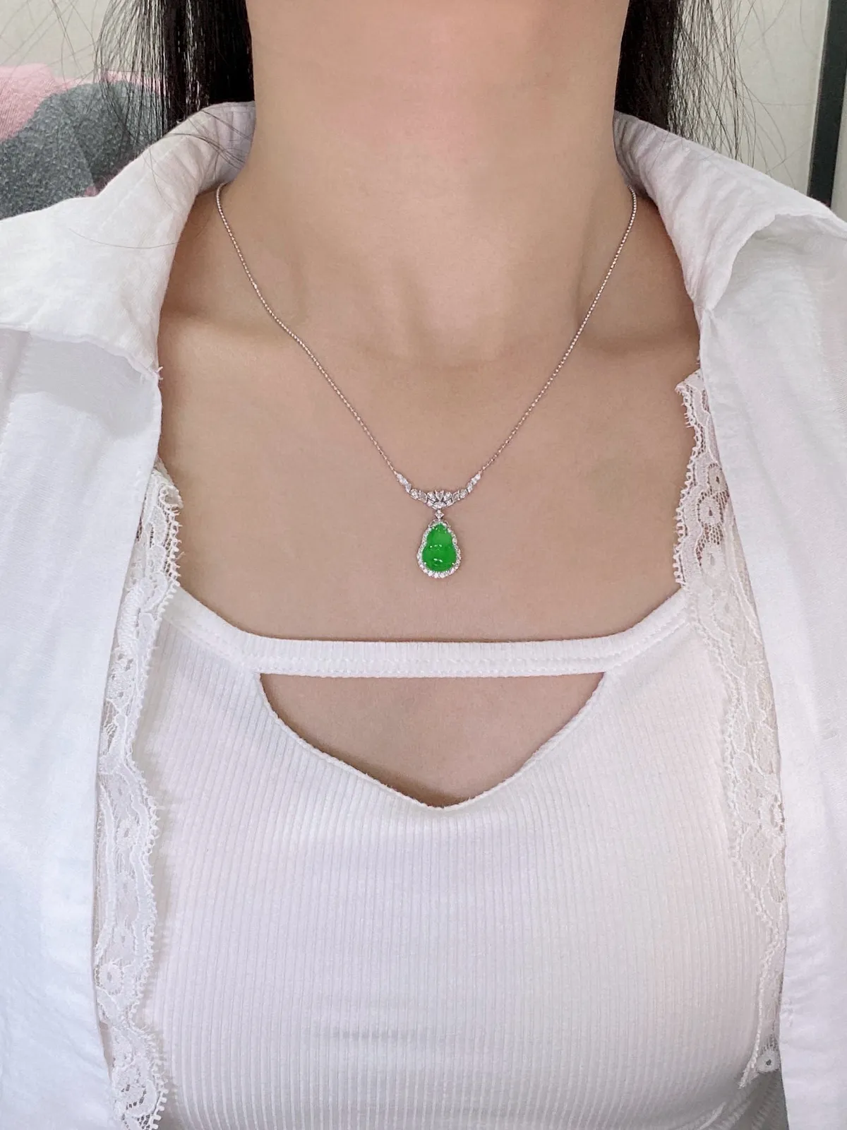 【冰种满绿葫芦吊坠】种水色俱全，冰透闪亮，通透感饱满度很好，18k金钻豪华镶嵌，裸石尺寸11.5*8.5*3.6毫米