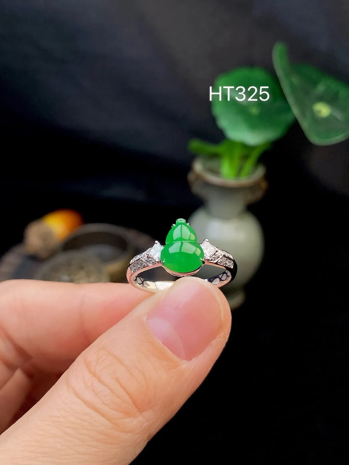 【冰种满绿葫芦戒指】质地细腻，冰润起光，胶感强烈，冰感明显，18K金钻精美镶嵌，裸石尺寸8.6*6.