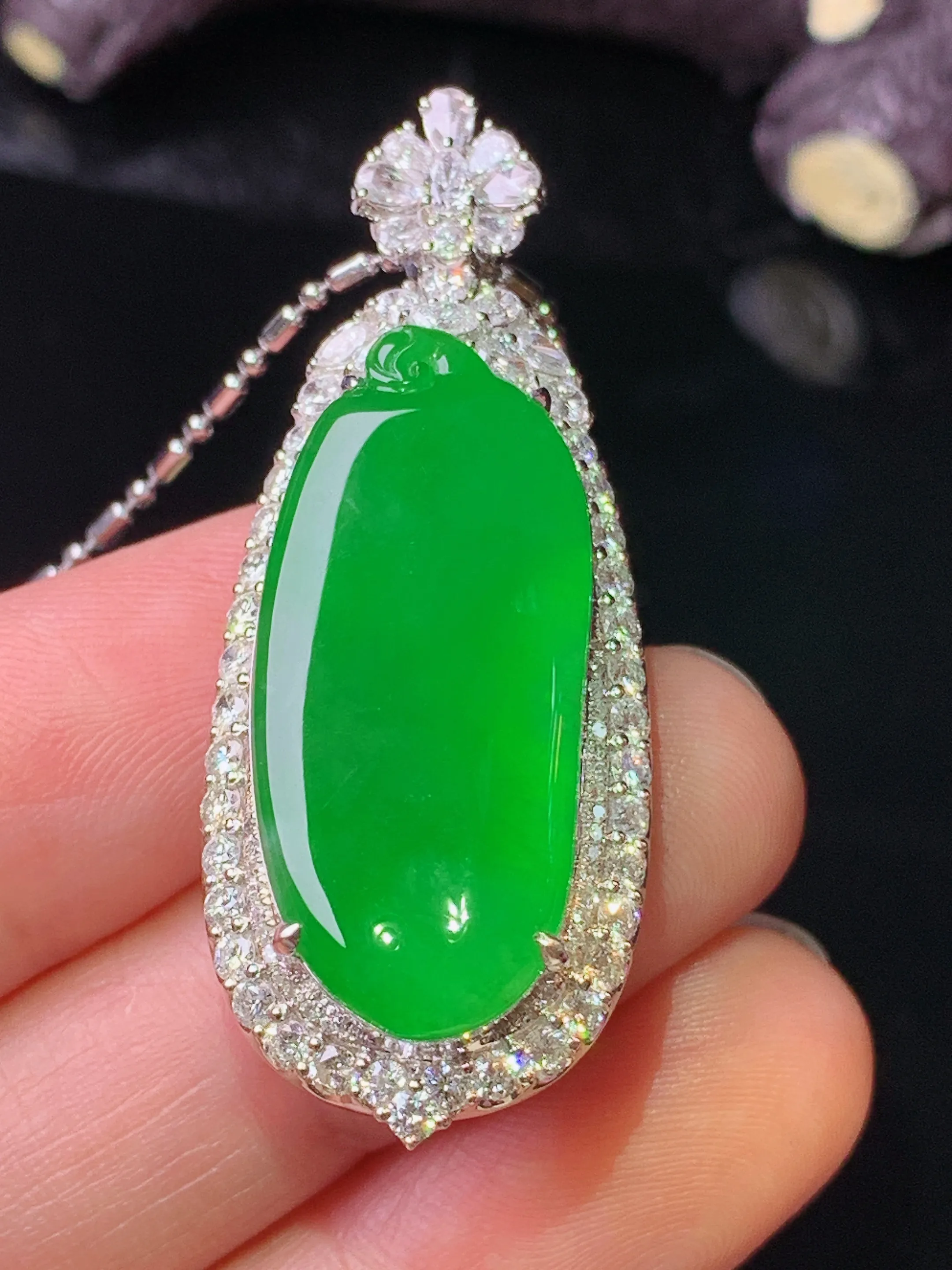 18k金钻镶嵌满绿福瓜吊坠 玉质细腻 水润亮眼 色泽艳丽 整体尺寸44.3*17.3*11.3