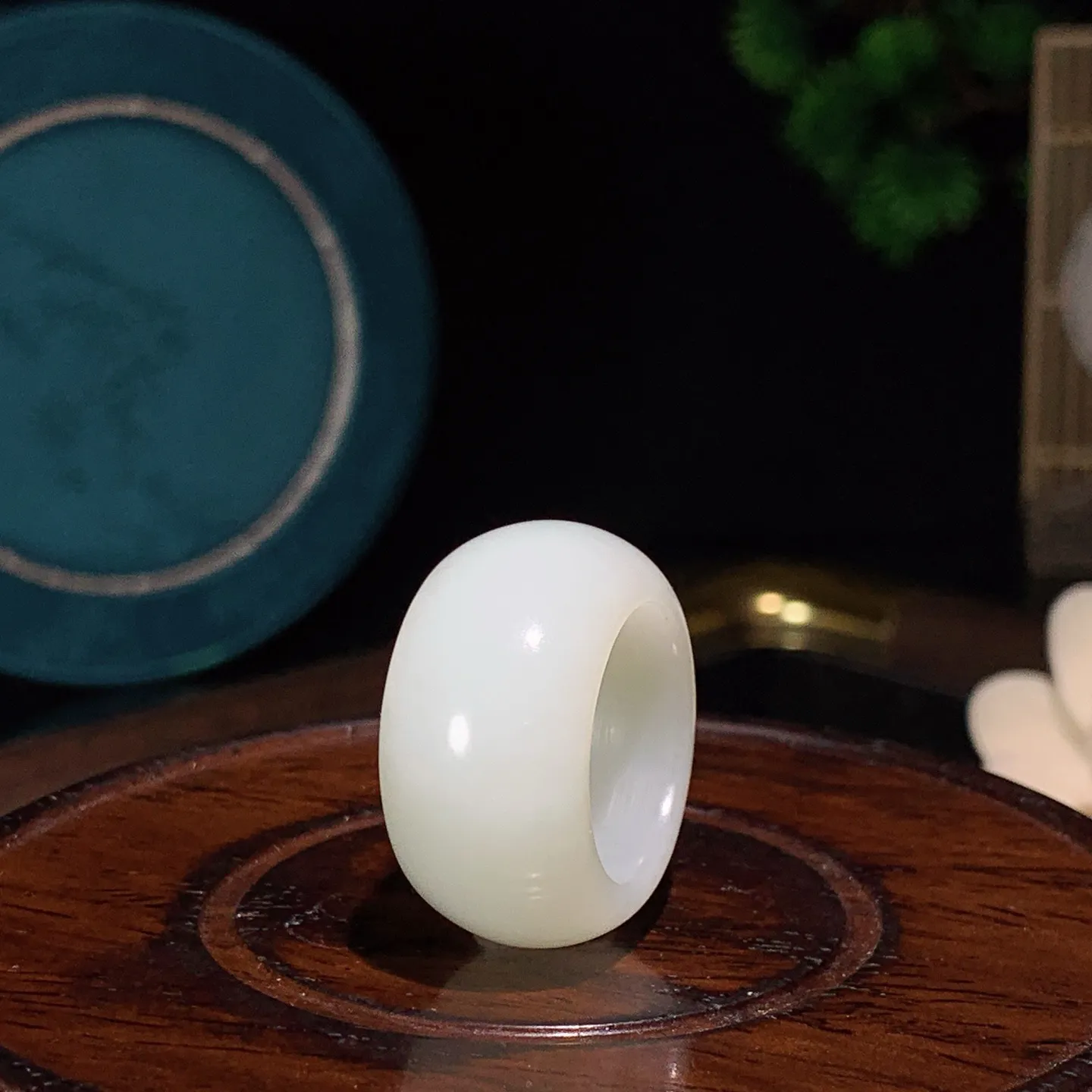 和田玉白玉戒指。白玉指环。内径18尺寸14/6重12克。白度一级。玉质细腻油润。手推出油。佩戴高端典雅。lt251208