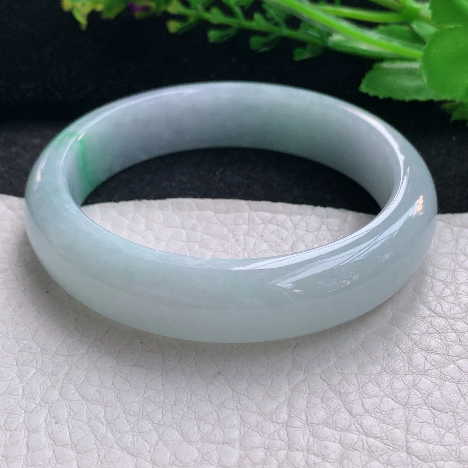 js自然光57.5*14.2*8平安镯 天然缅甸翡翠飘绿清新宽边玉手镯 珠宝玉手环