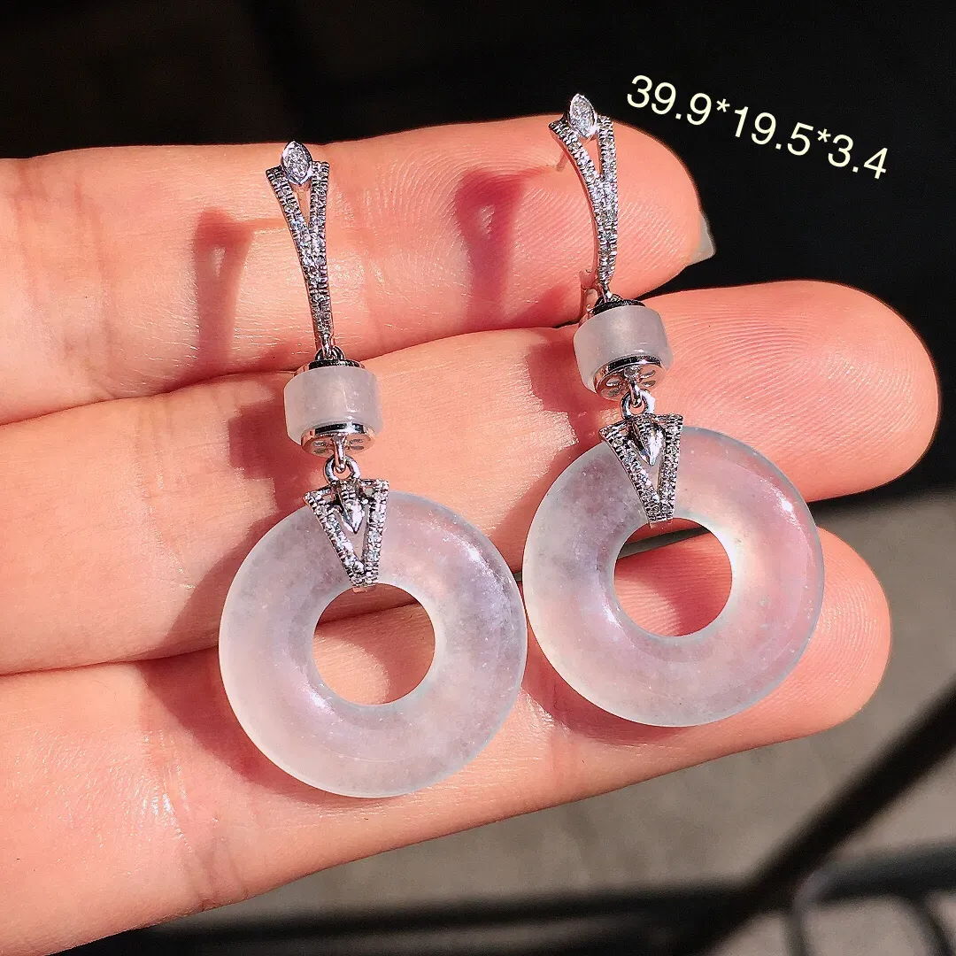 冰种平安扣耳坠，玉质细腻，荧光感超
强，饱满圆润，尽显优雅气质，18k
金豪华镶嵌